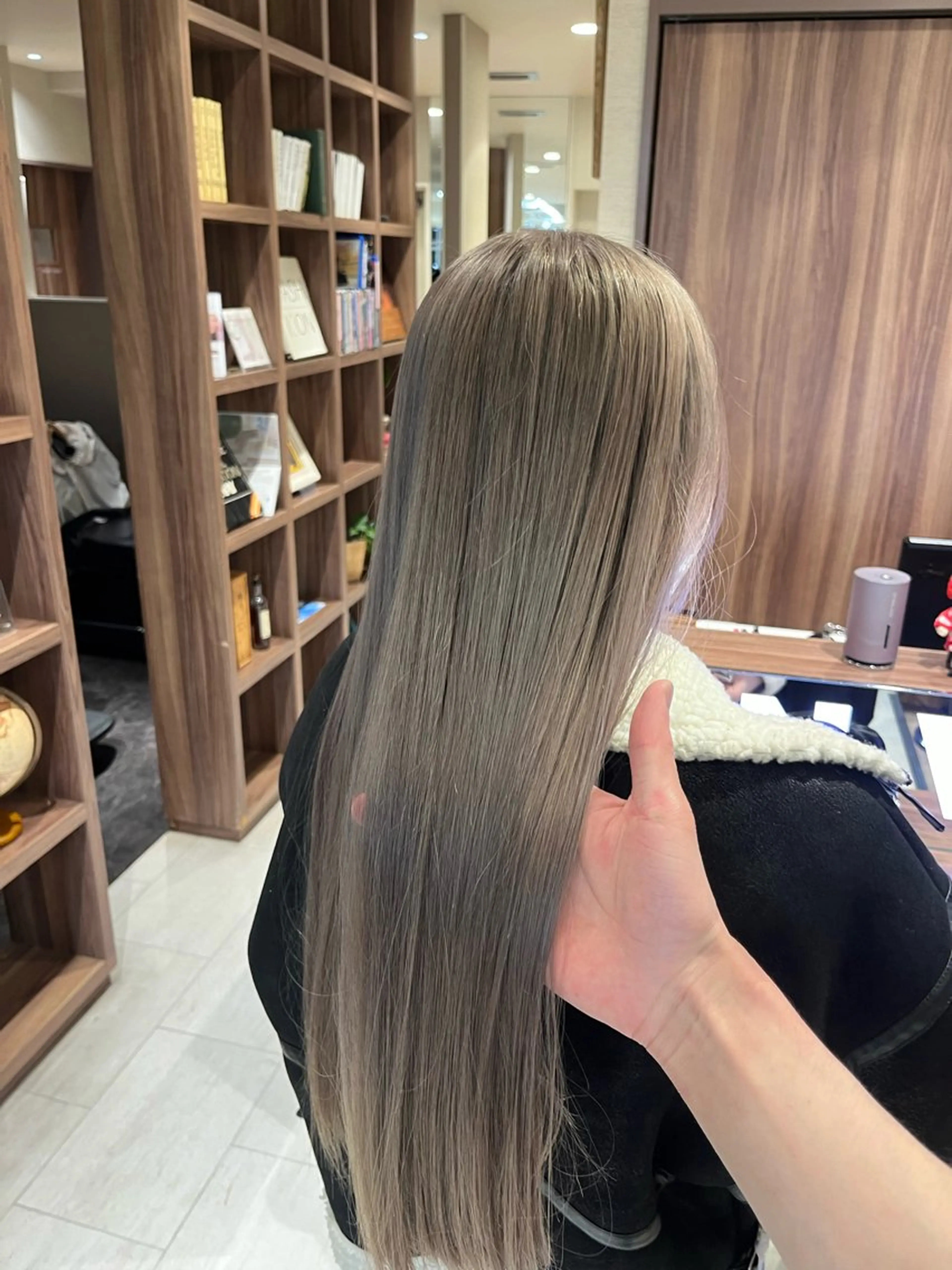 ロング カラー ベージュカラー ブリーチ グレージュ ミルクティーグレージュ dogstar小林諒 レイヤー/ブリーチのヘアスタイル