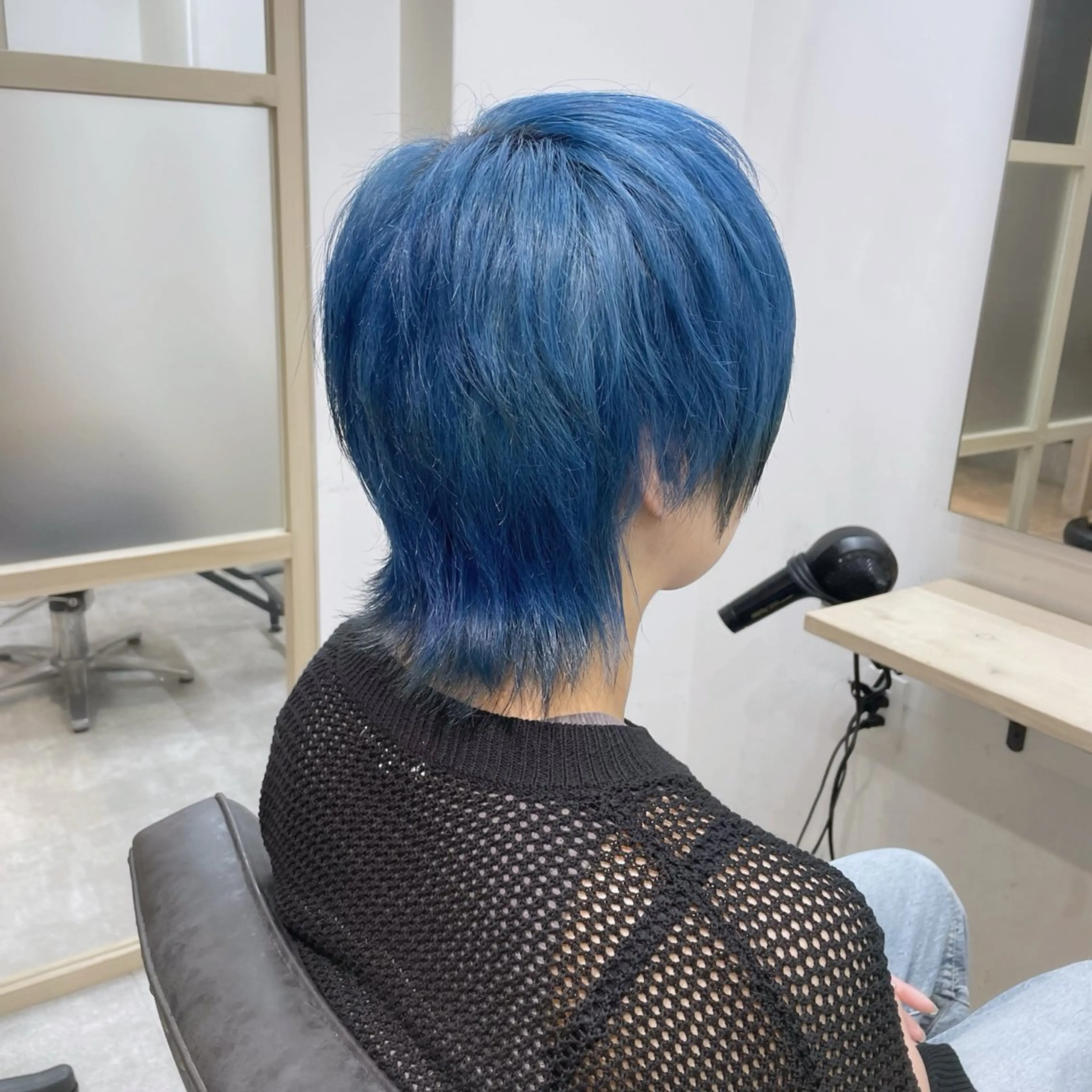 ミディアム カラー ブリーチ ブルーカラー ウルフカット カット ヘアカラー トリートメント EMANON新宿南口所属・🦄中性ウルフ ☁️Shiori🦄のヘアスタイル