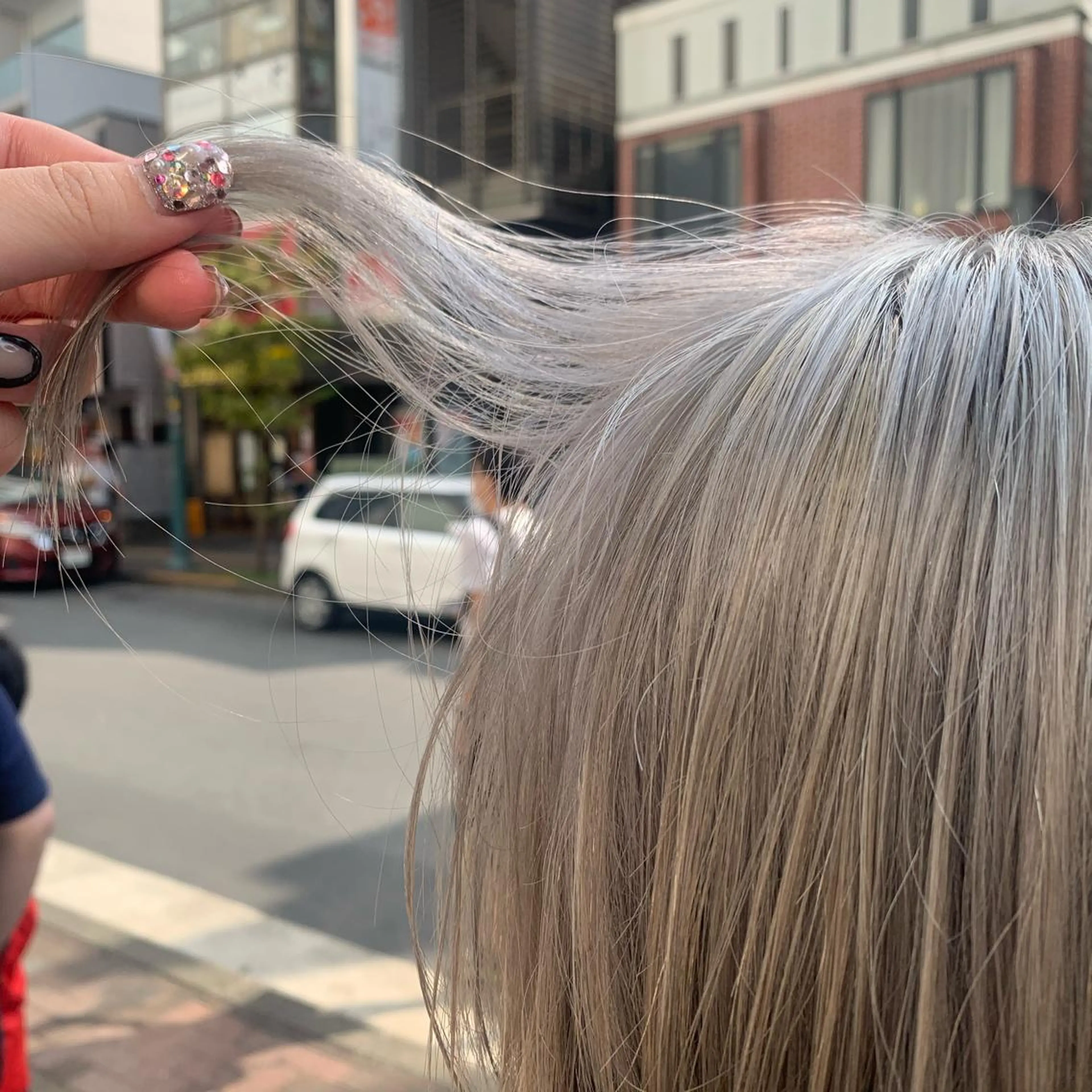 セミロング カラー ブリーチ シルバー ホワイトシルバー ヘアカラー トリートメント 韓国ヘア🦋 MIYUのヘアスタイル