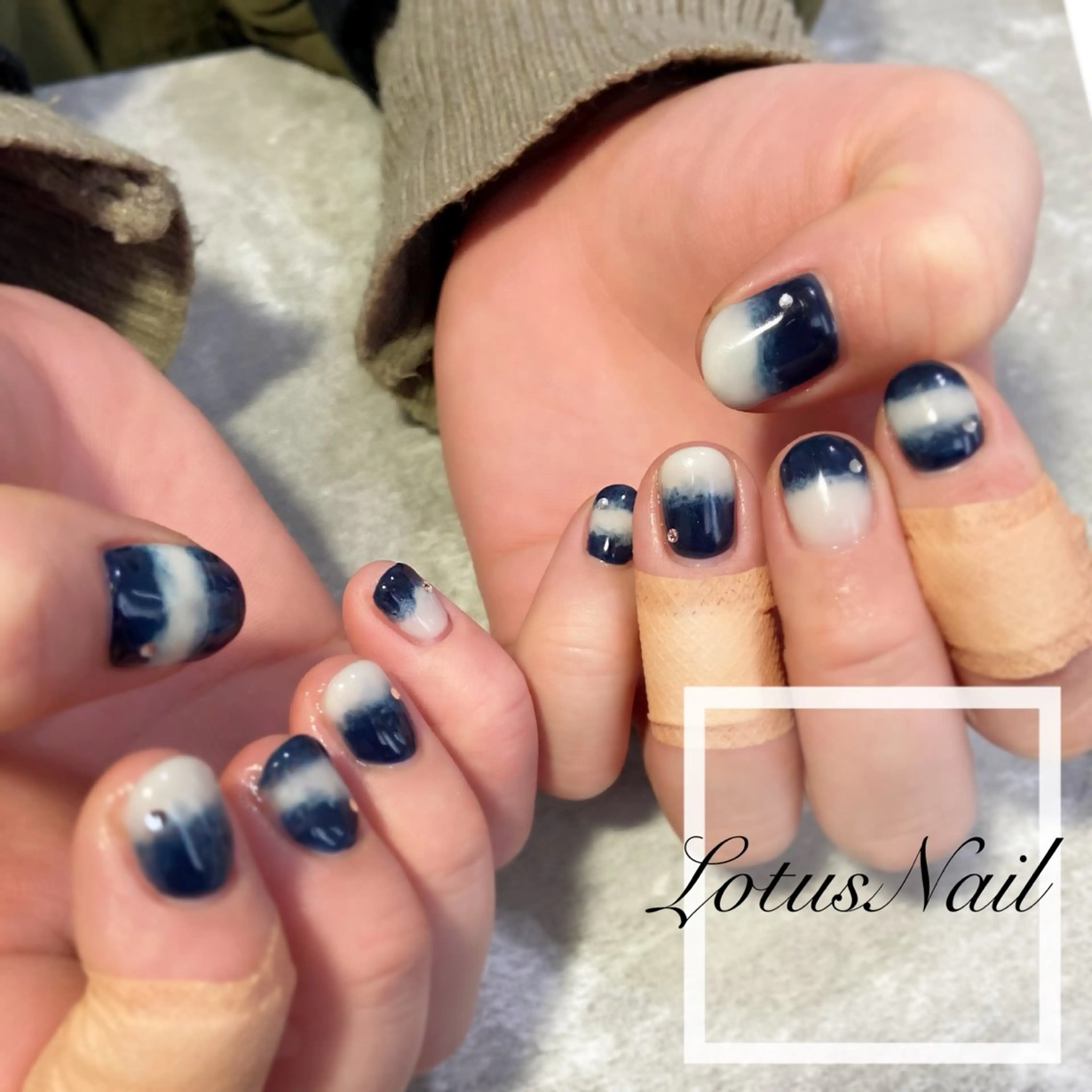ネイル ネイビー ニュアンスネイル ハンドネイル Lotus Nailのネイルデザイン