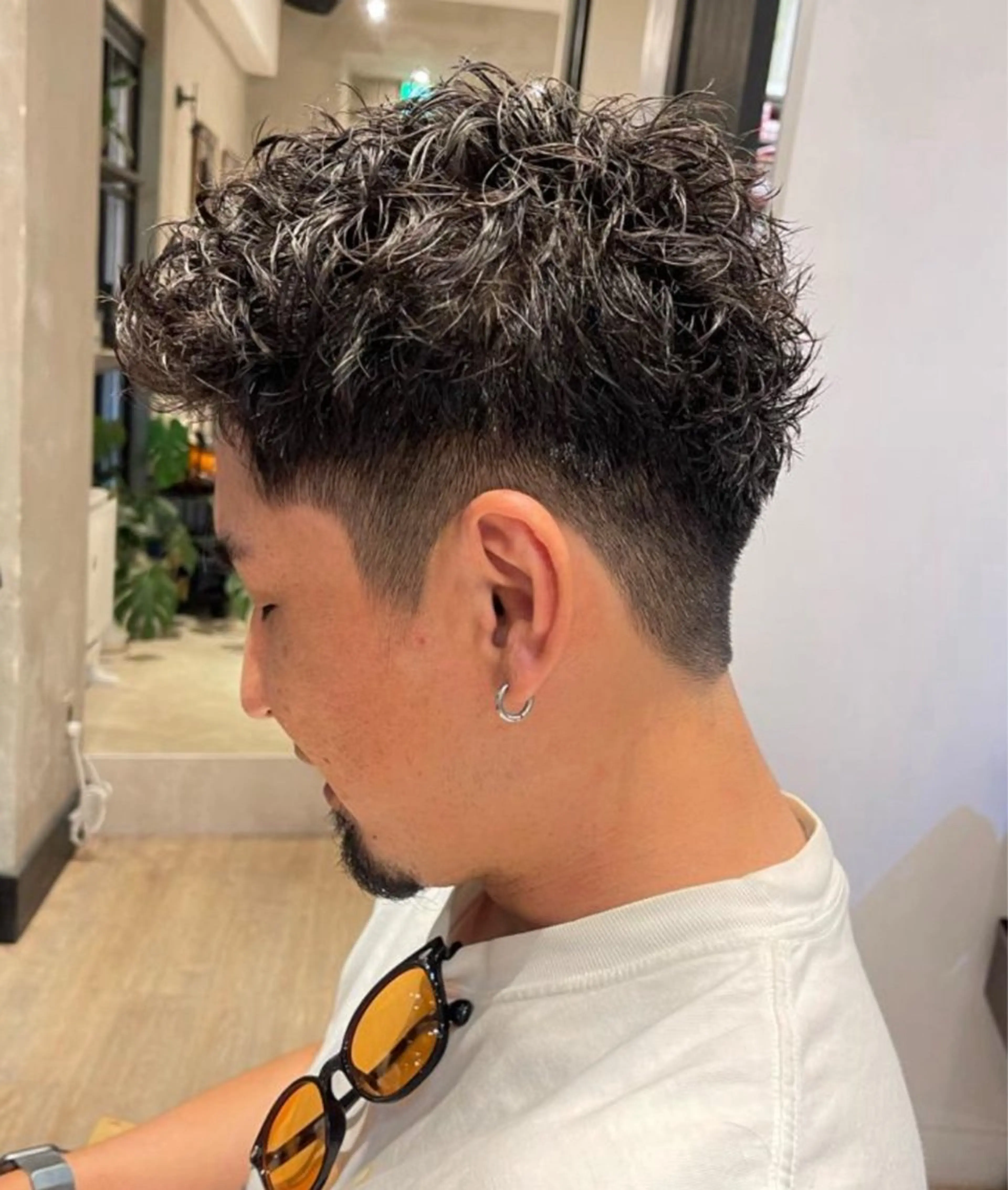 ショート カラー パーマ メンズ ビジネス センターパート フェードカット フェザーパーマ メンズ韓国風 カット パーマ トリートメント lana hair 新宿 髪質改善トリートメント 新宿三丁目所属・新宿メンズパーマ TAKE曲がる縮毛のヘアスタイル