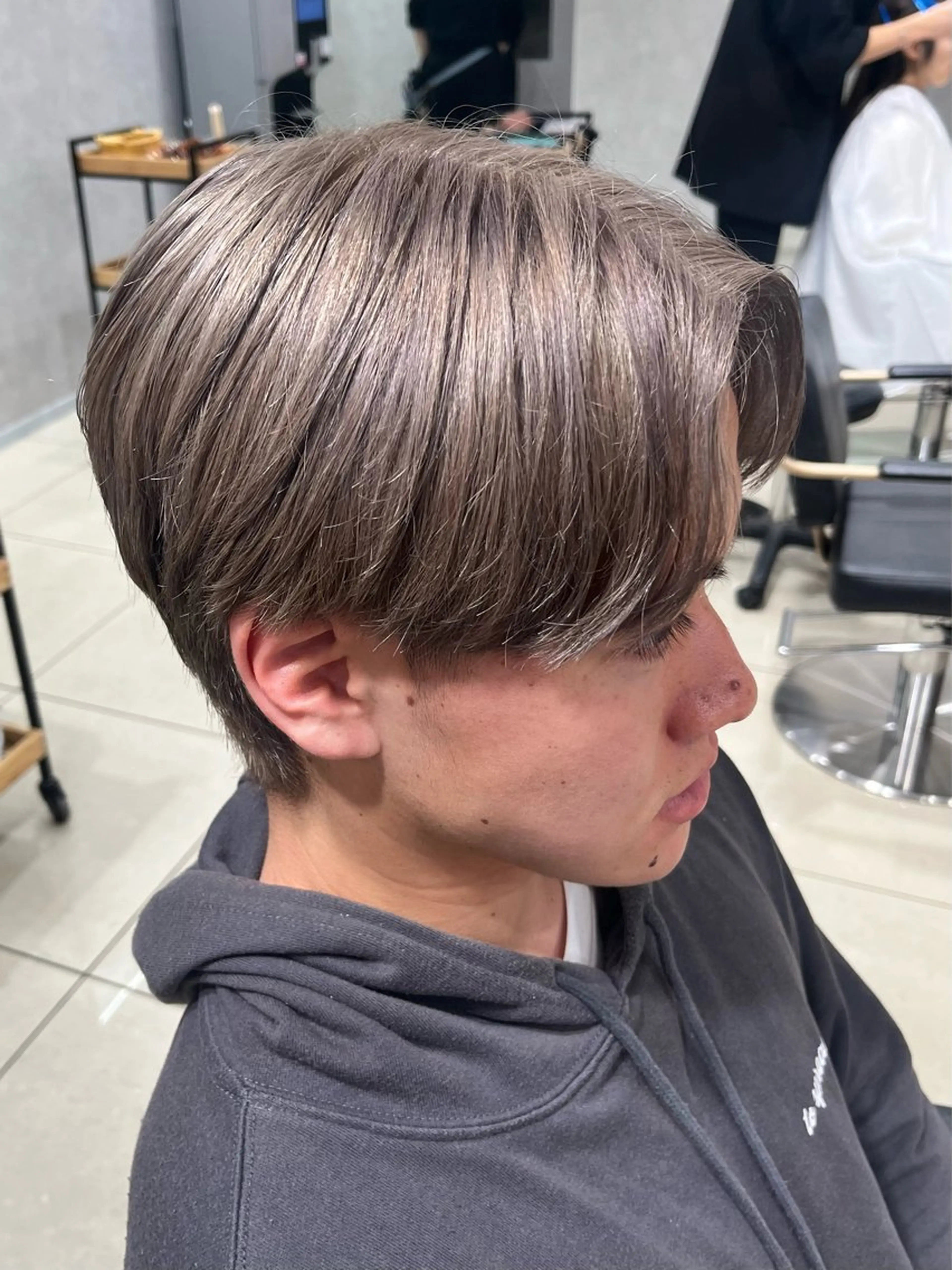 カラー メンズ メンズブリーチ ブリーチ 透明感カラー グレージュ シルバー カット ヘアカラー 巖本 真希のヘアスタイル