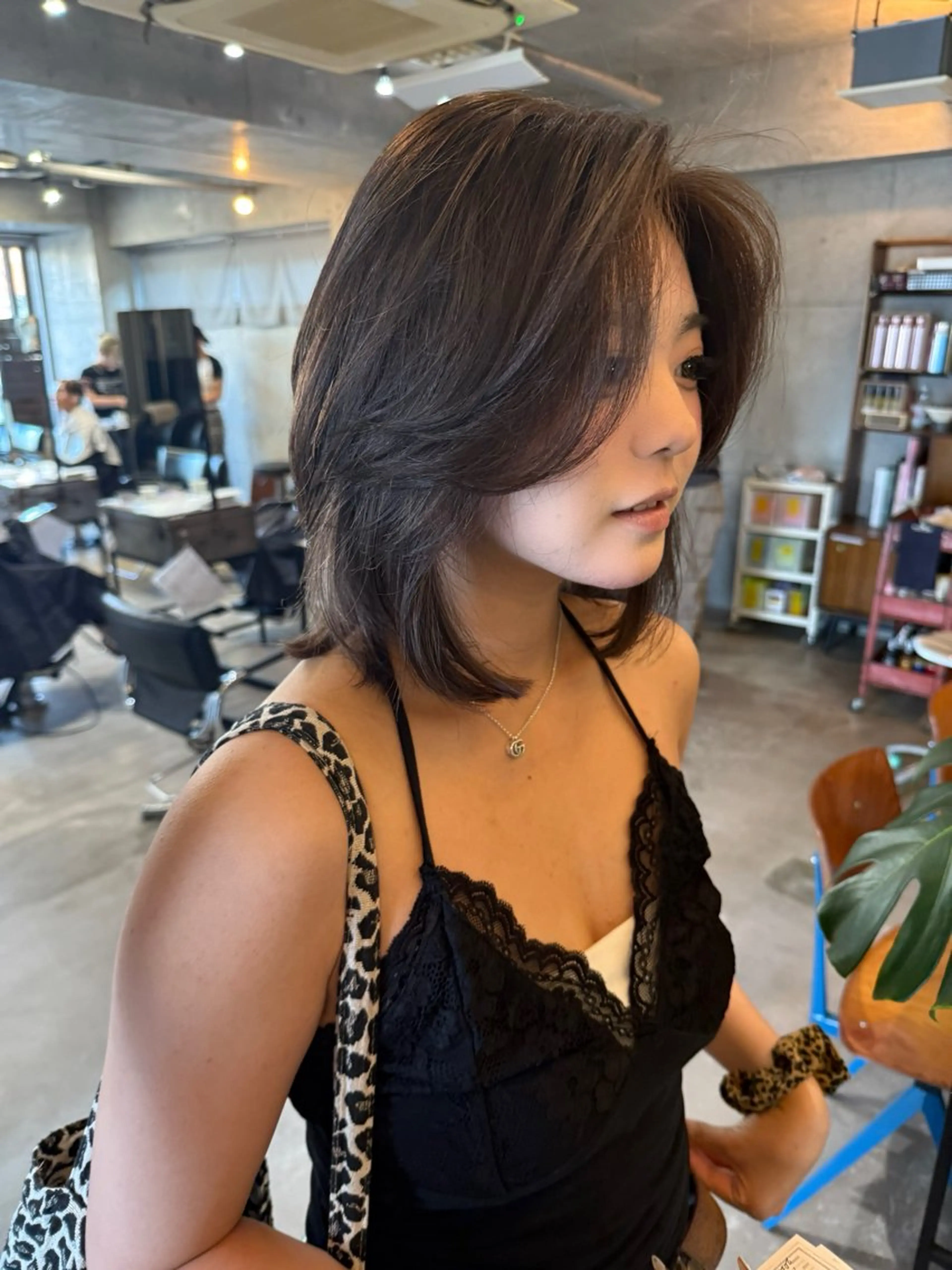 ミディアム ボブ かきあげバング レイヤーカット カット ヘアカラー レイヤーカット\ウル フ　chinatsuのヘアスタイル