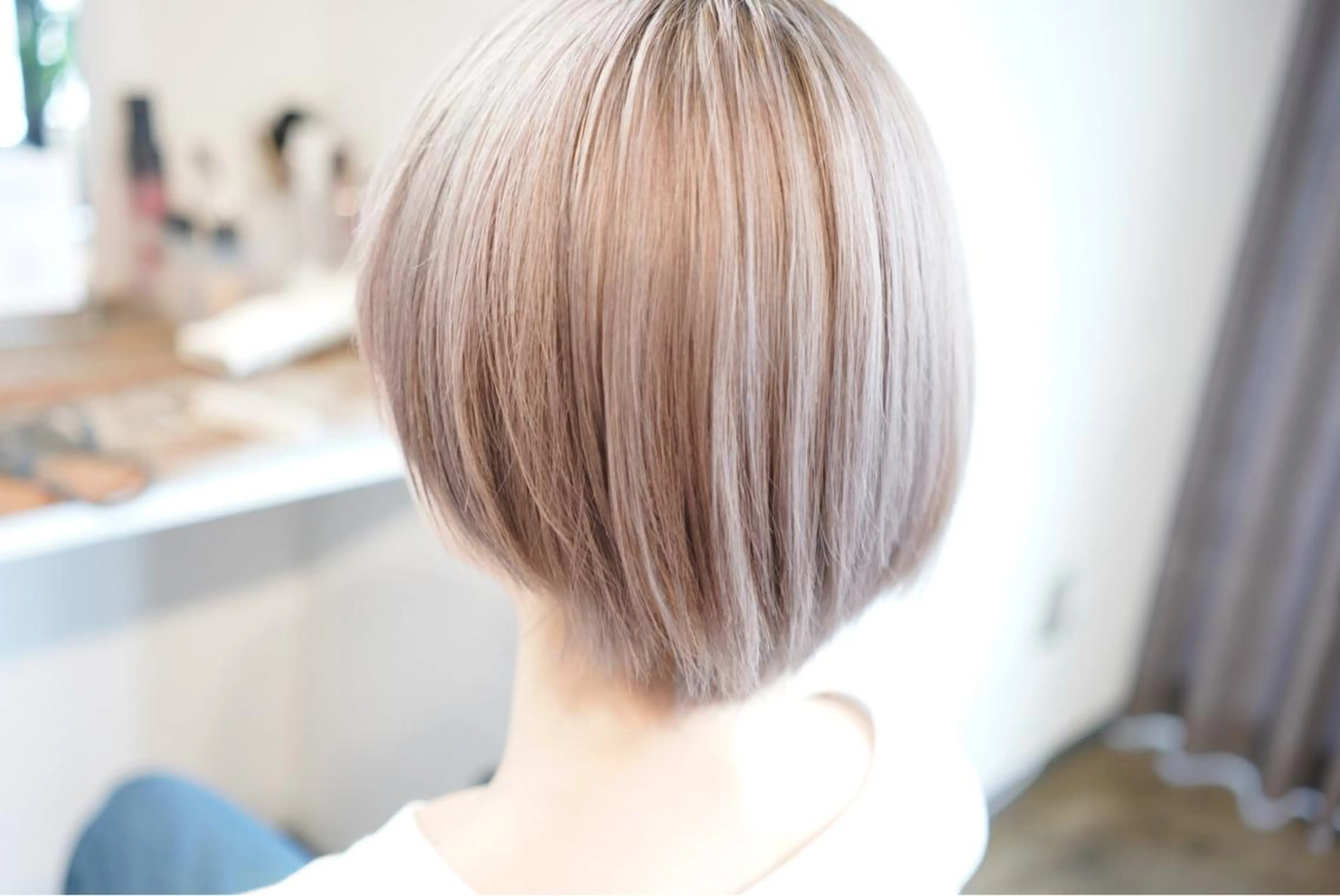 ショート カラー ベージュカラー ミルクティーベージュ ショートヘア ヘアカラー トリートメント ハイトーン/レイヤー /ケアブリーチ石川治のヘアスタイル