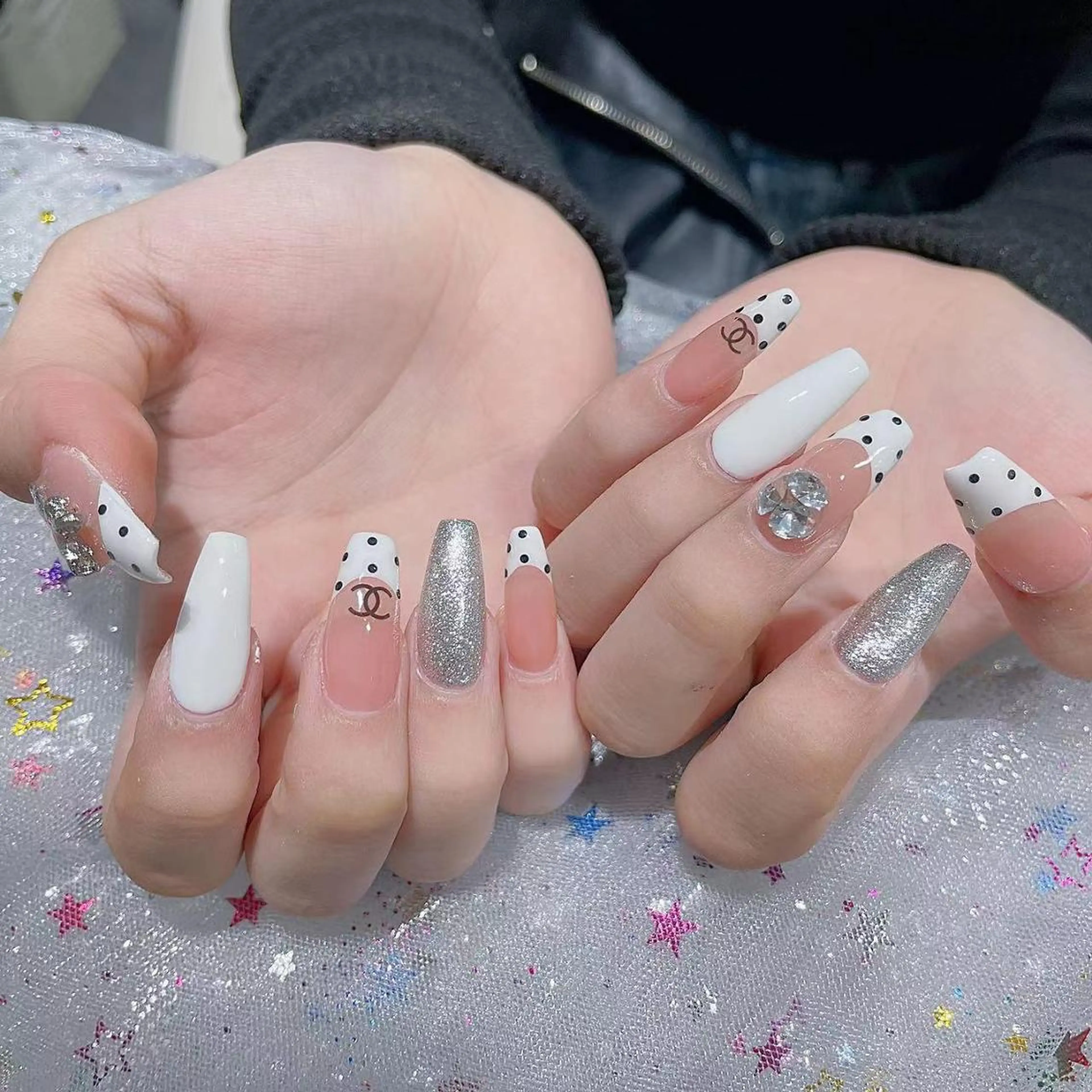 ネイル 長さ出し ネイルチップ Queens テイのネイルデザイン