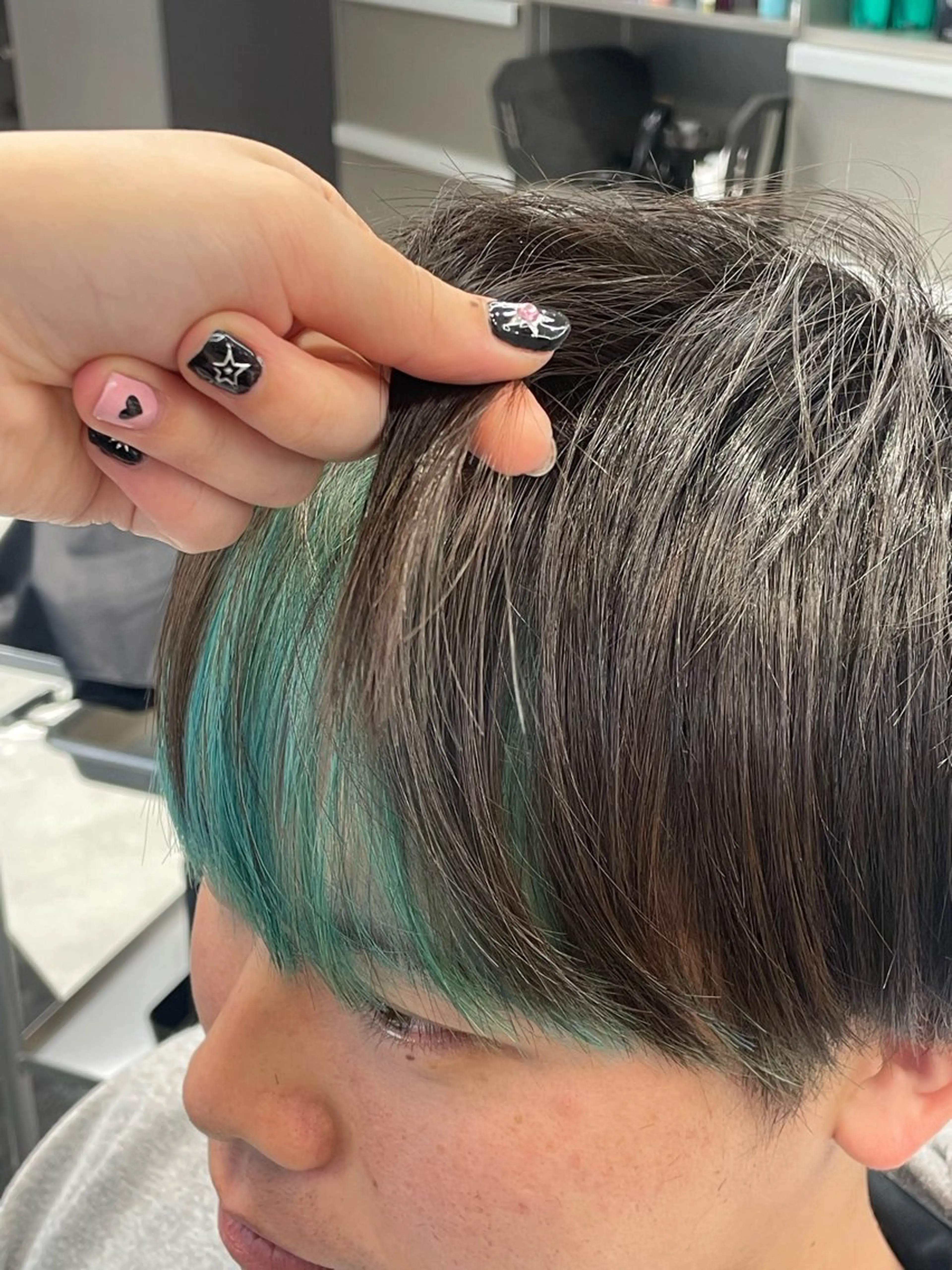 カラー デザインカラー ハイトーンカラー インナーカラー メンズウルフ🐺♡ ピンク♡ヘアメ🎀のヘアスタイル