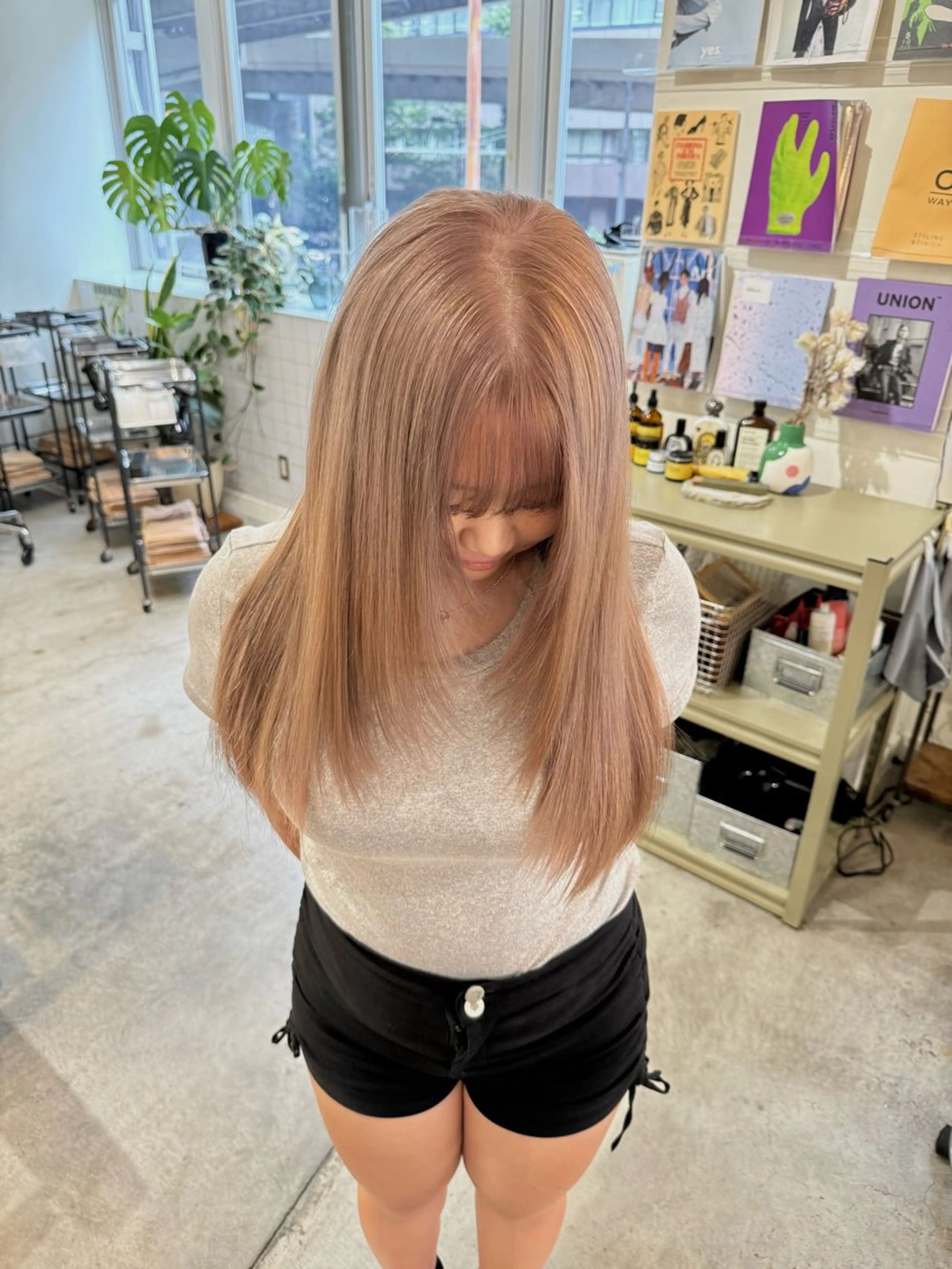 ロング ヘアカラー maruquee de mashu所属・モモコ/ブリーチ/ ミルクティカラーのヘアスタイル