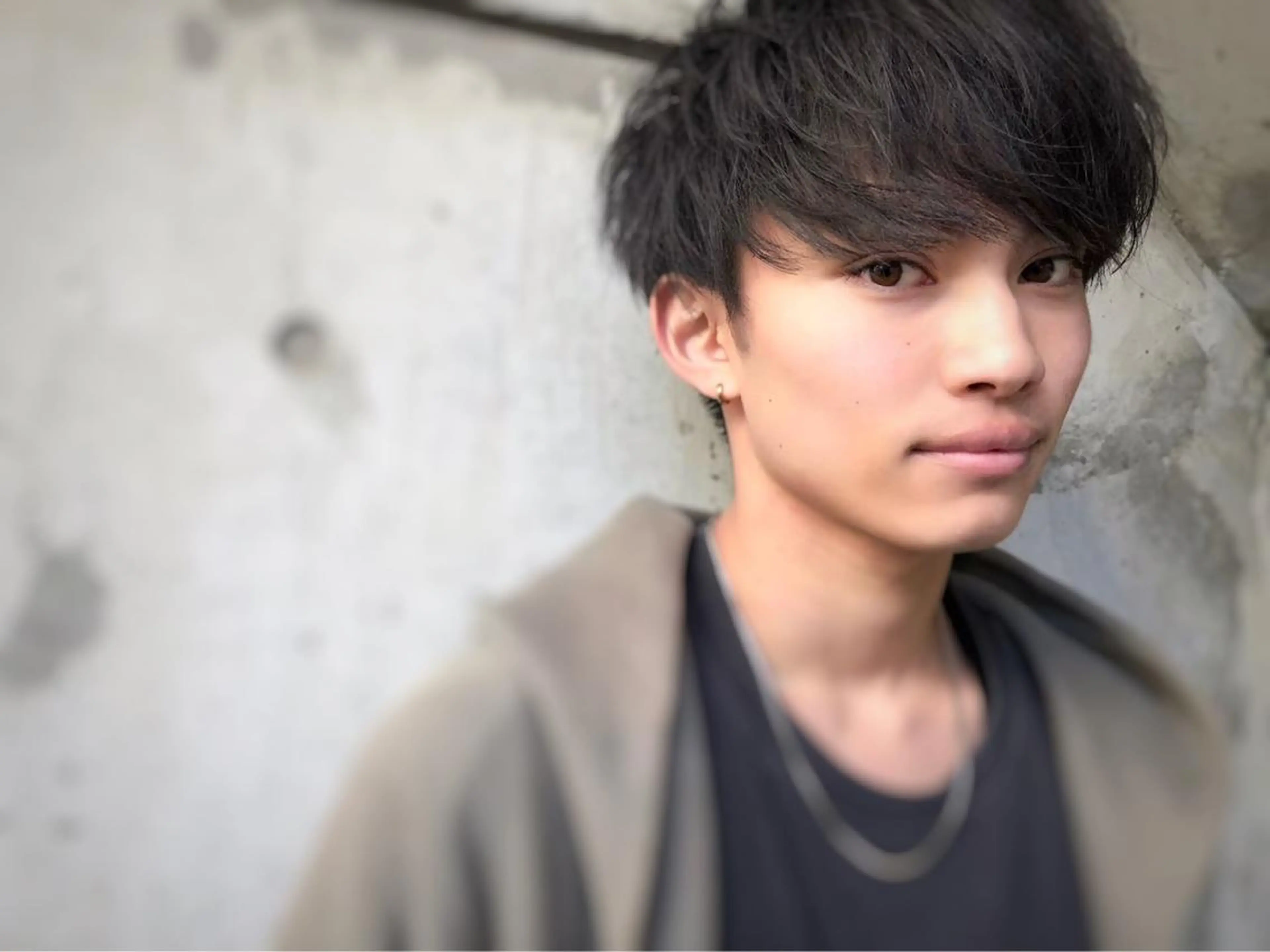 ショート パーマ メンズ アップバング メンズブリーチ ビジネス センターパート メンズハイトーン カット ヘアカラー トリートメント ヘッドスパ ヘアセット 赤み消し🌿 透明感カラー🫧のヘアスタイル