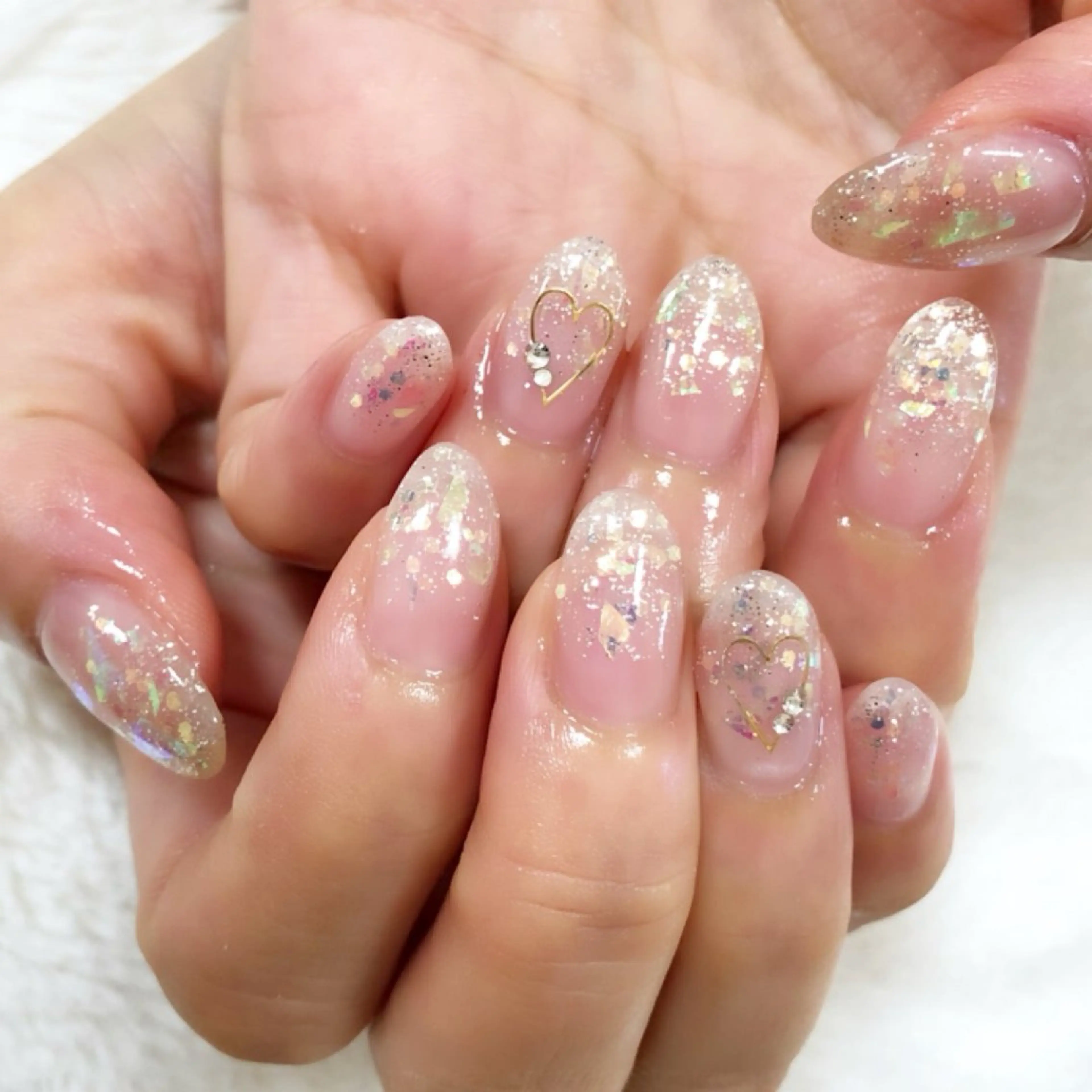 ネイル アートネイル ゴールド グラデーション ハート キラキラネイル ハンドネイル Nail salon Cielel⟡Ayaのネイルデザイン