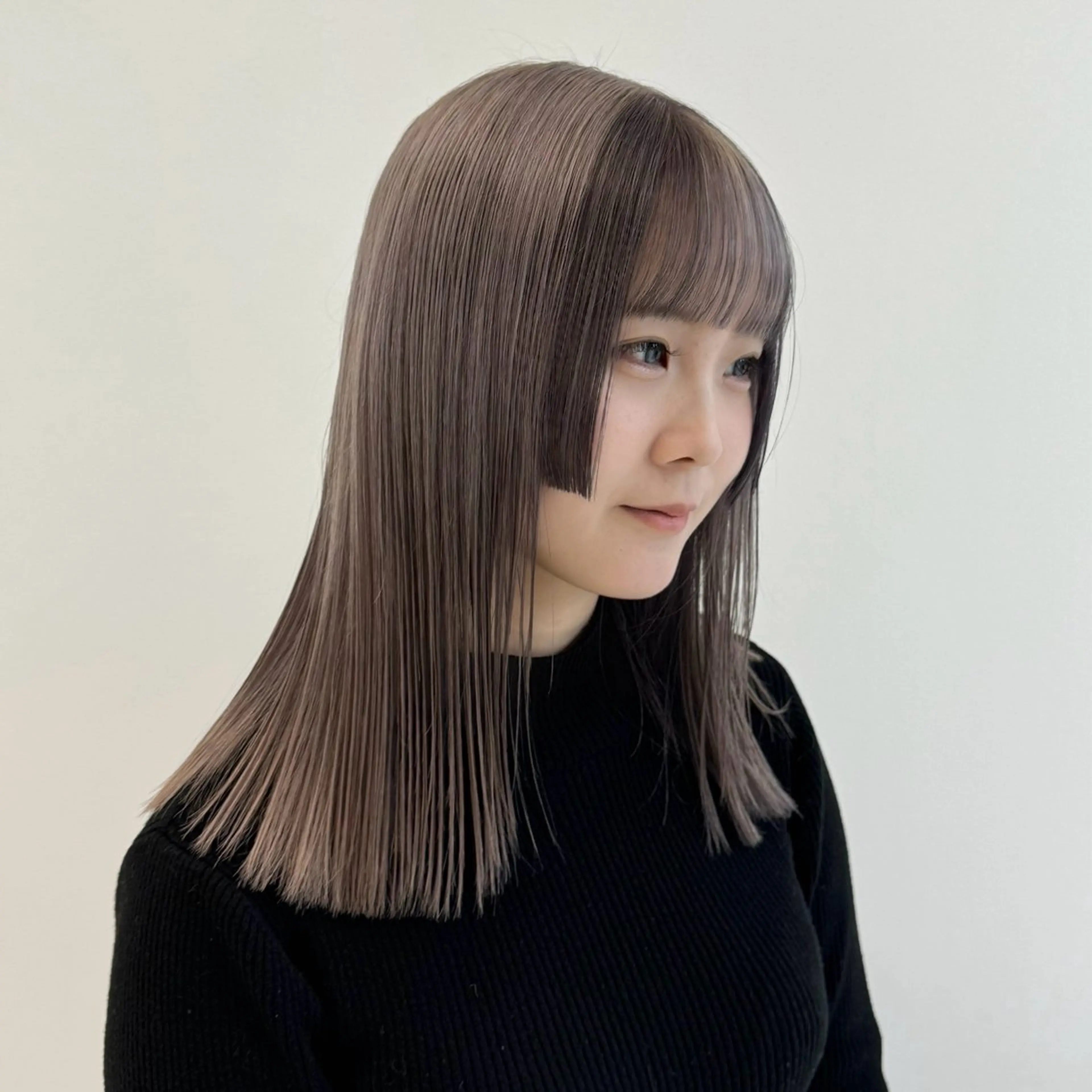 セミロング カラー デザインカラー 姫カット ヘアカラー トリートメント 🌼動き×透明感🩵 ハイトーン/ナナのヘアスタイル