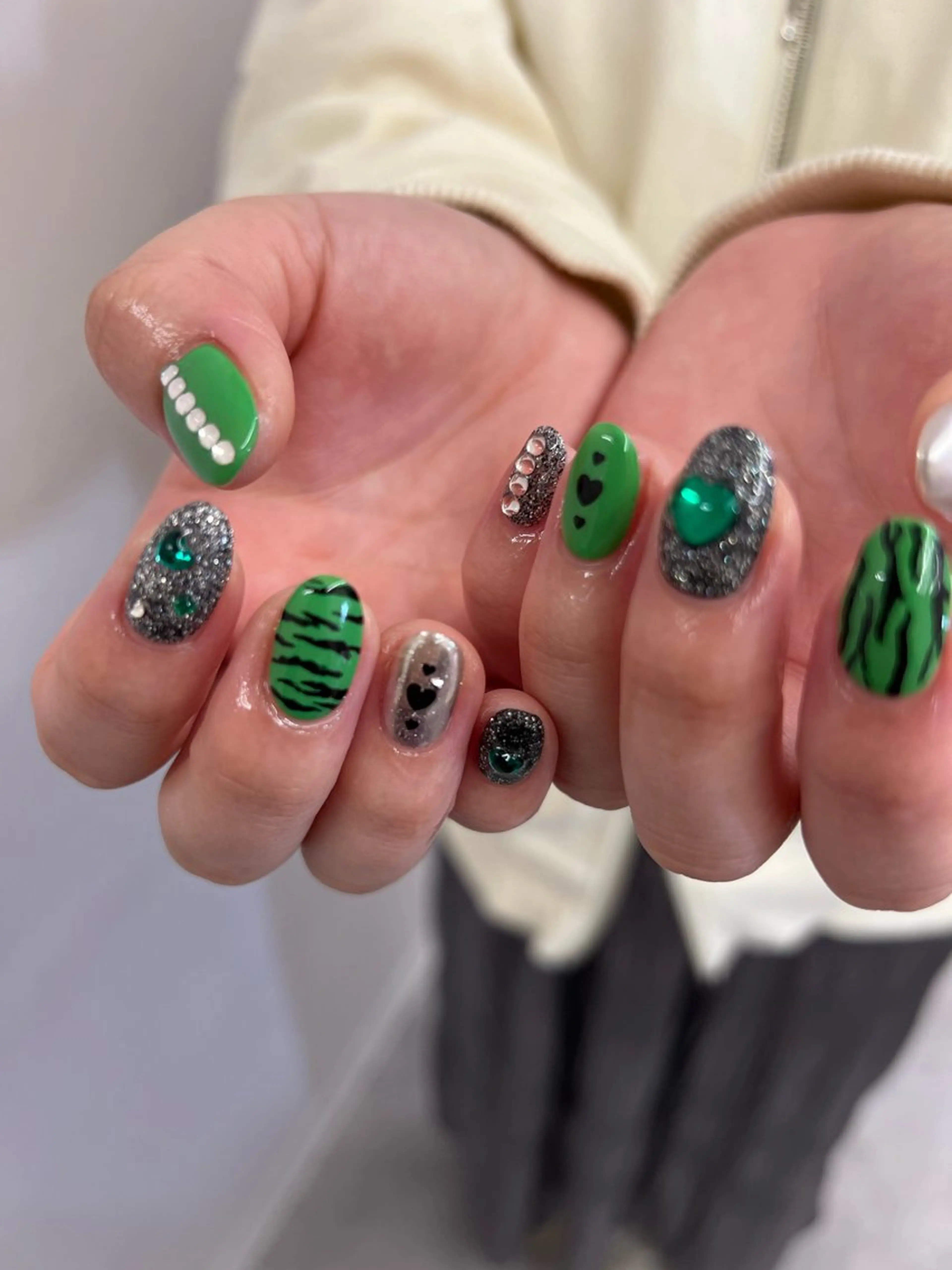 ネイル アニマル柄 ジェルネイル グリーン マグネットネイル ニュアンスネイル ハンドネイル ハンドケア Bana_ Nailのネイルデザイン