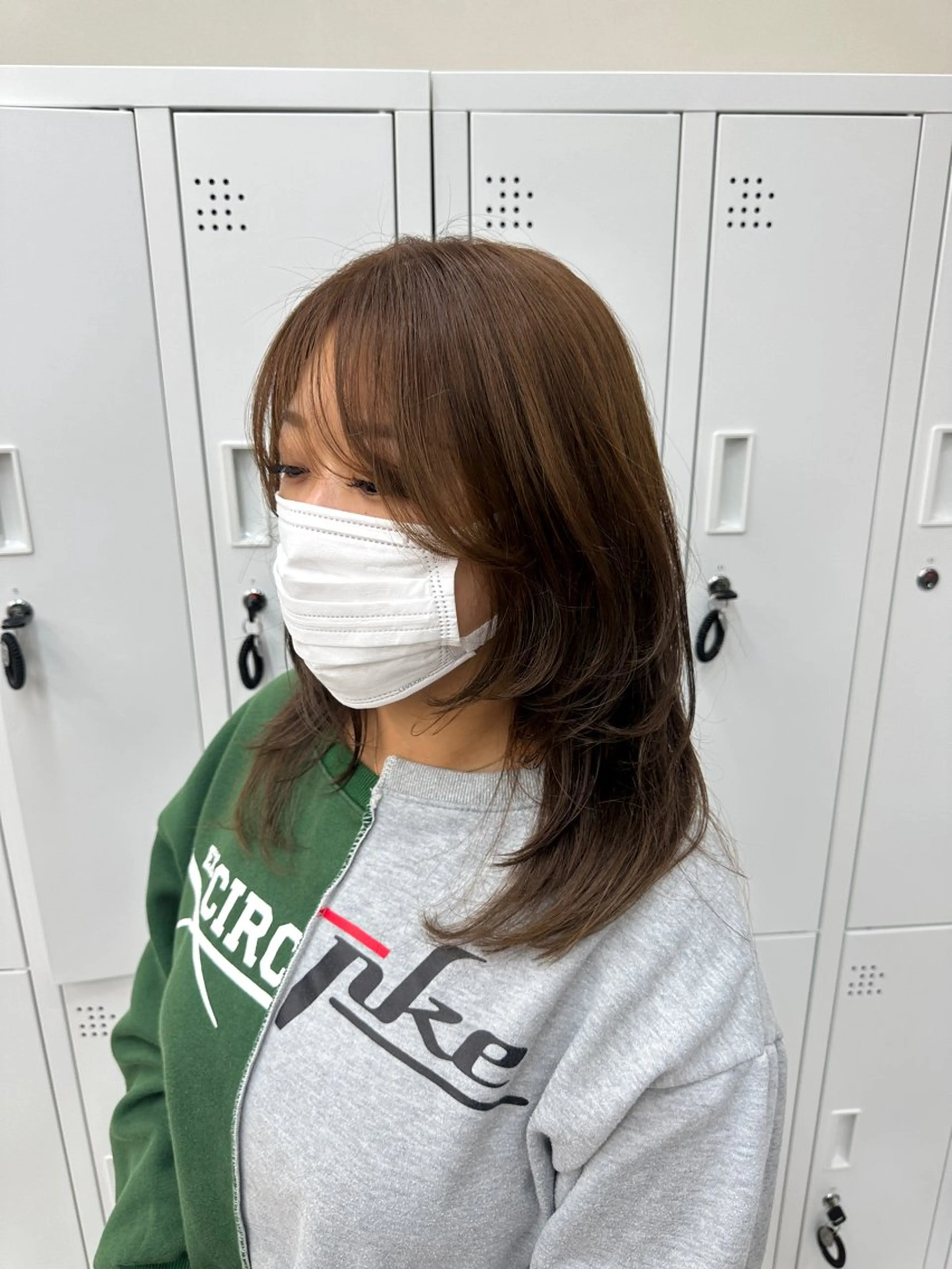 ミディアム カラー オリーブカラー 顔まわりレイヤー レイヤーカット Aura所属・丸山 心 / 艶カラーのヘアスタイル