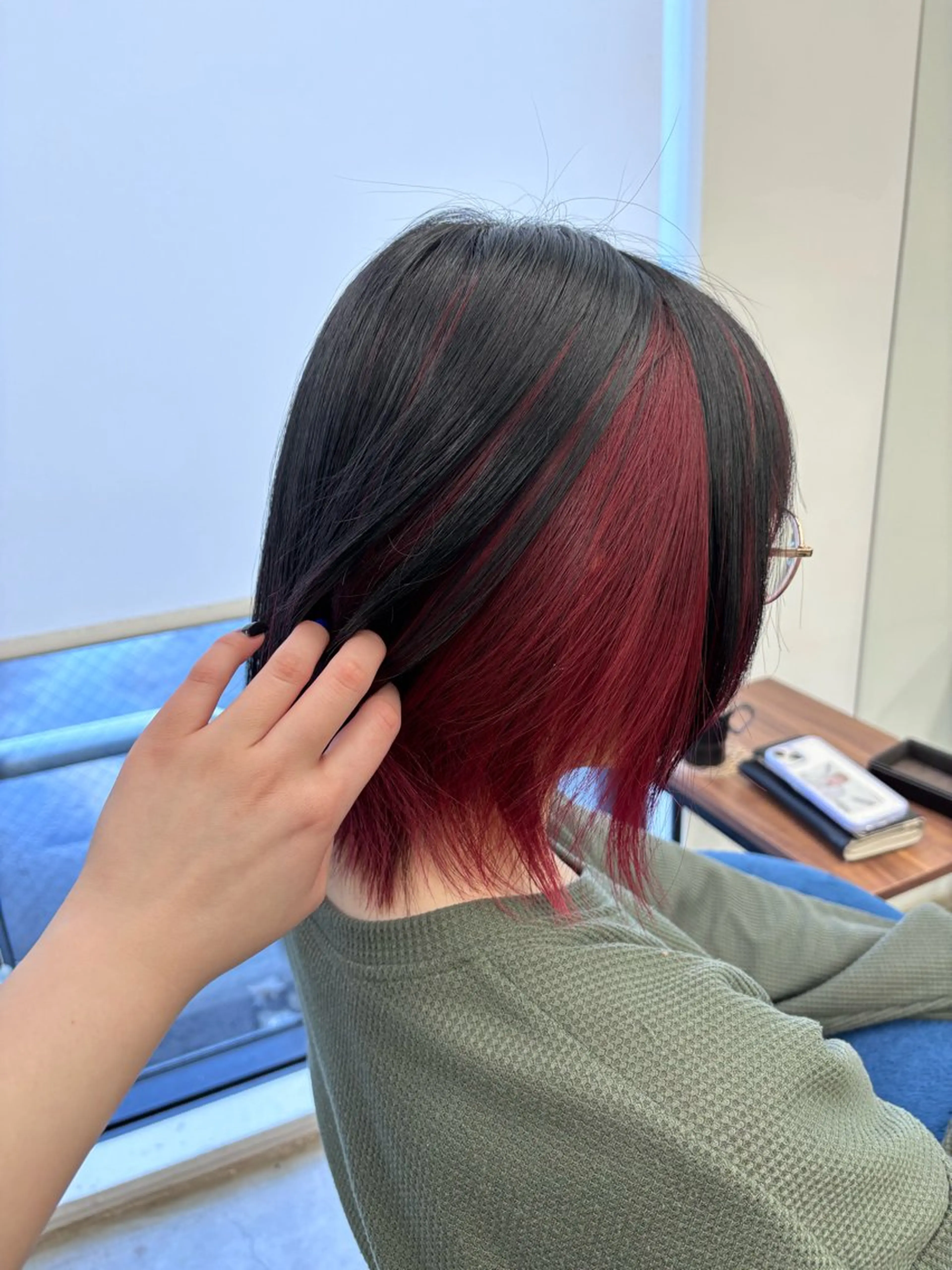ミディアム カラー 黒髪 ブルーカラー ブルーブラック レッドカラー ヘアカラー fika所属・鈴木 ちさきのヘアスタイル