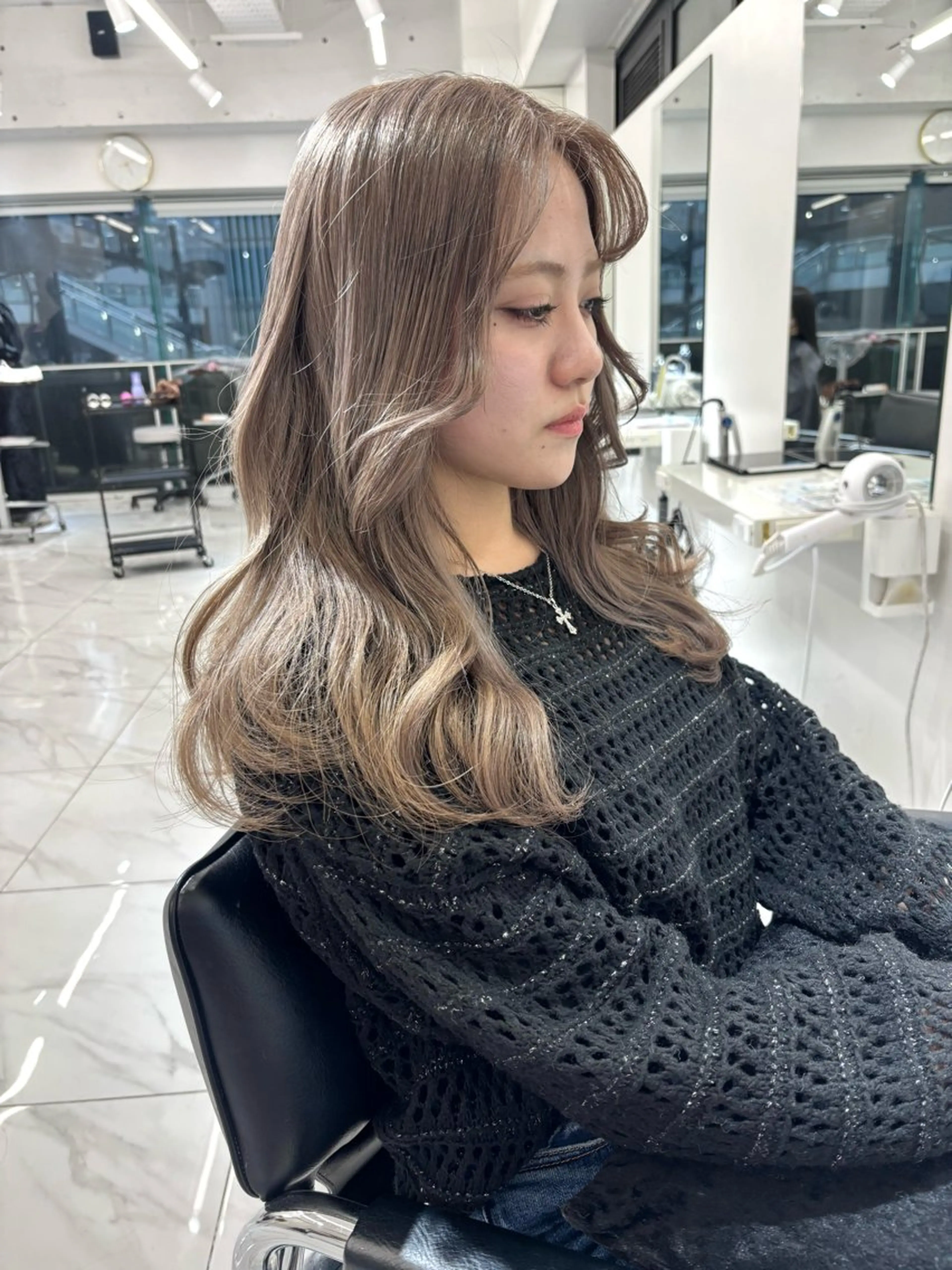 ミディアム カラー ブリーチ グレージュ ヘアカラー レイヤー/ハイトーン 渋谷/Satsukiのヘアスタイル