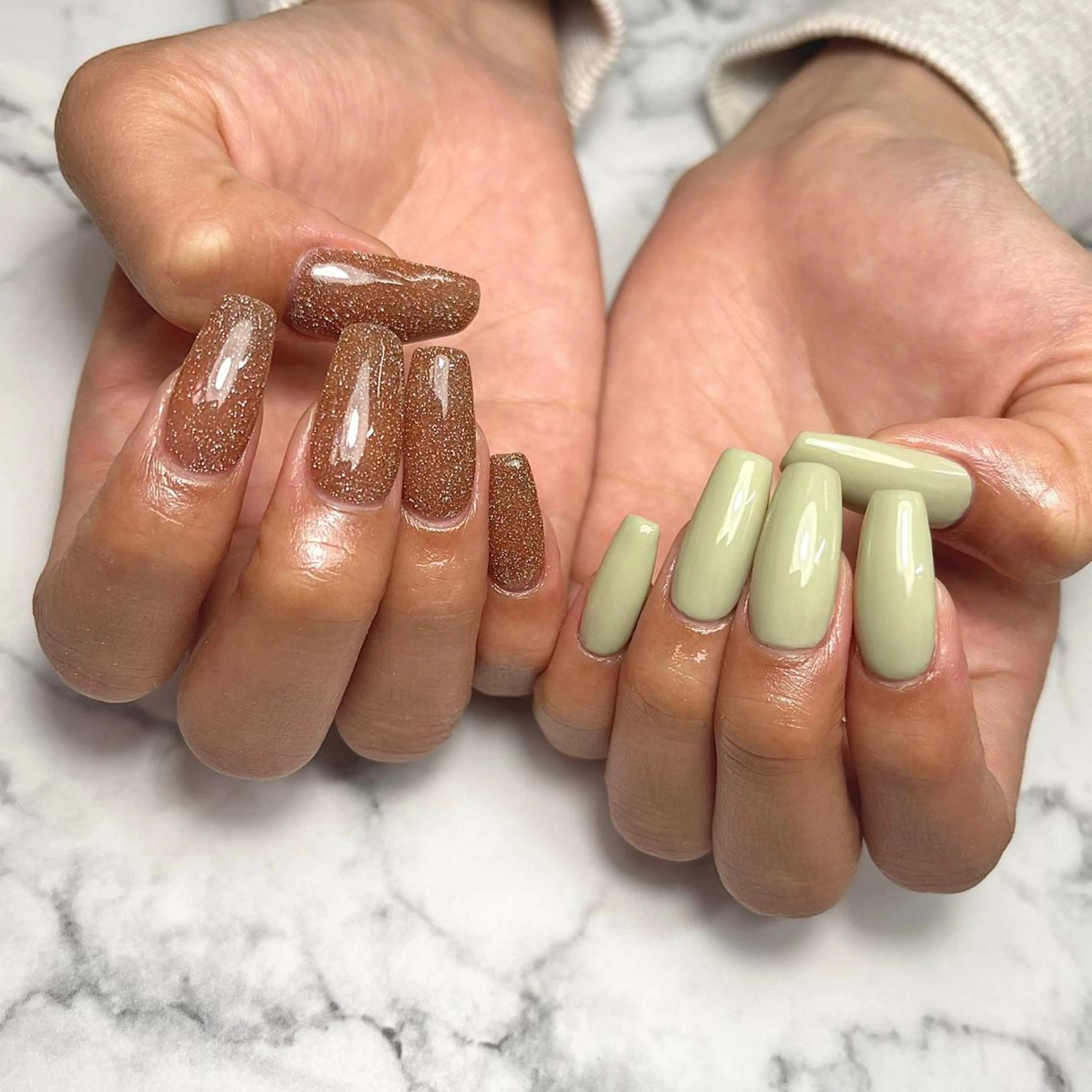 ネイル ブラウン フラッシュネイル ジェルネイル グリーン ラメ(グリッター) ハンドネイル NAIL NOWのネイルデザイン