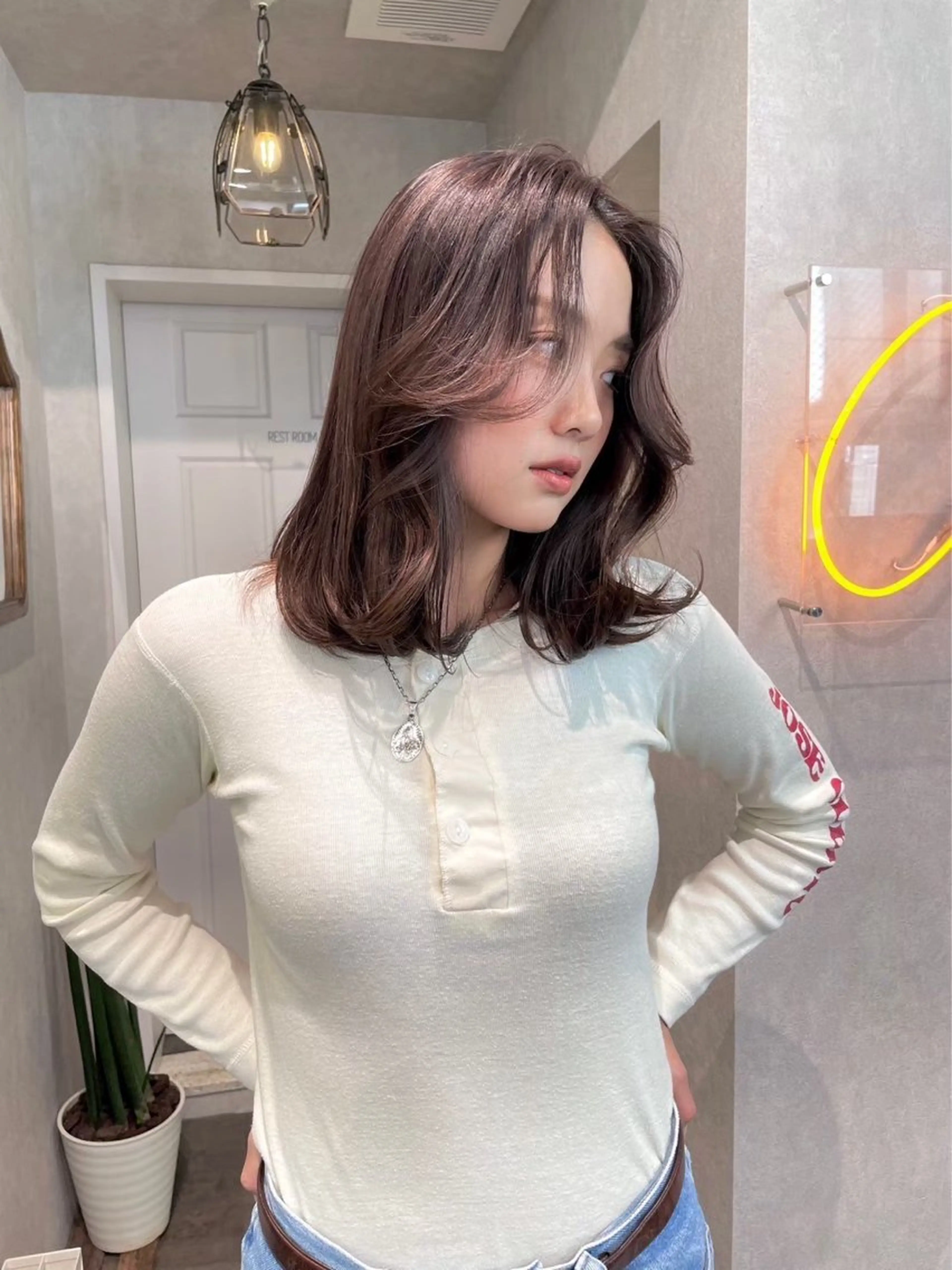 セミロング カラー ヘアアレンジ 切りっぱなしボブ ブリーチ ダブルカラー イヤリングカラー ハイライトカラー 🩵 iona 🩵のヘアスタイル