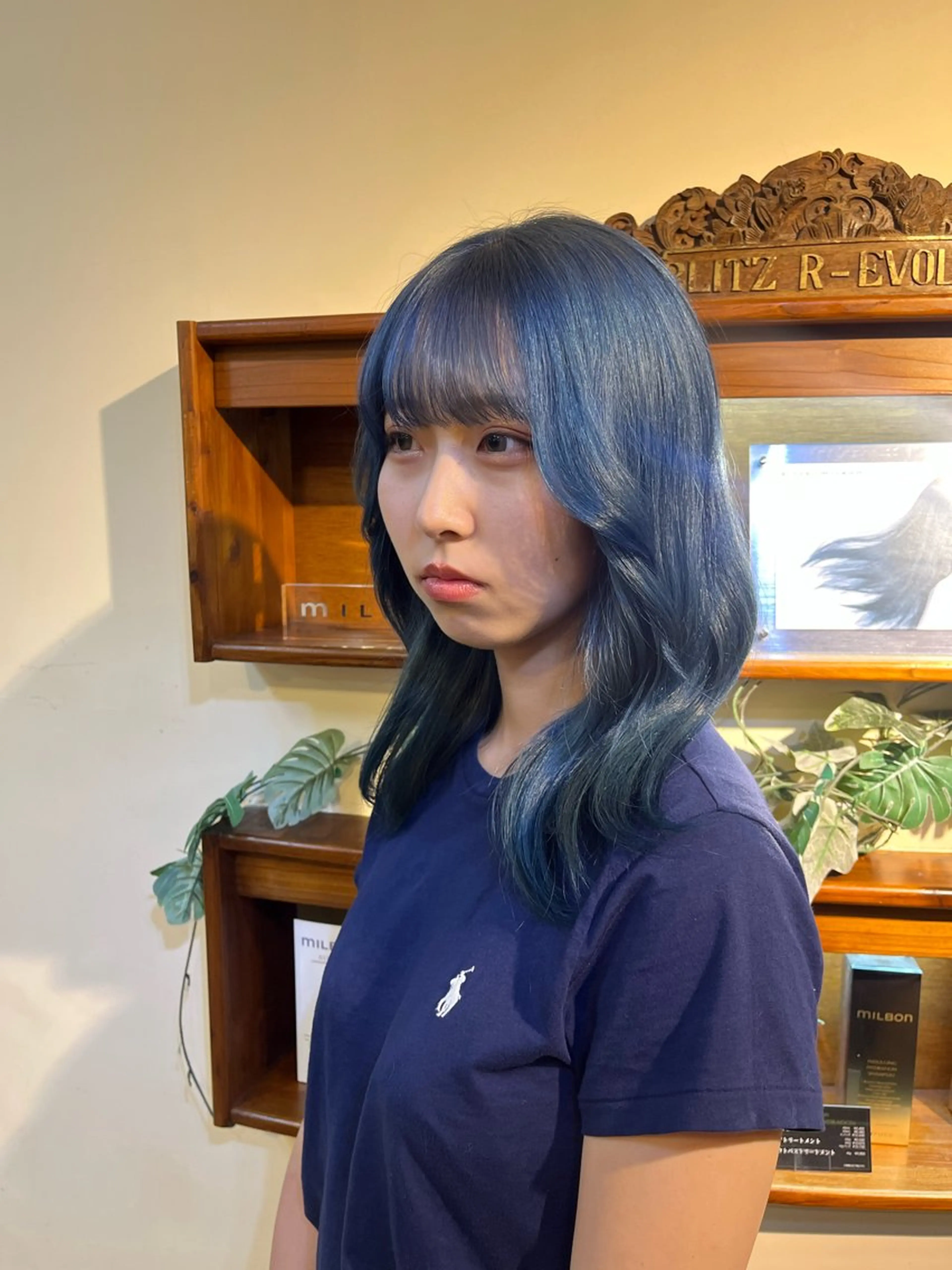 セミロング カラー ブリーチ ブルーカラー カット ヘアカラー トリートメント 海外ガール ハイトーン　竹井俊介のヘアスタイル