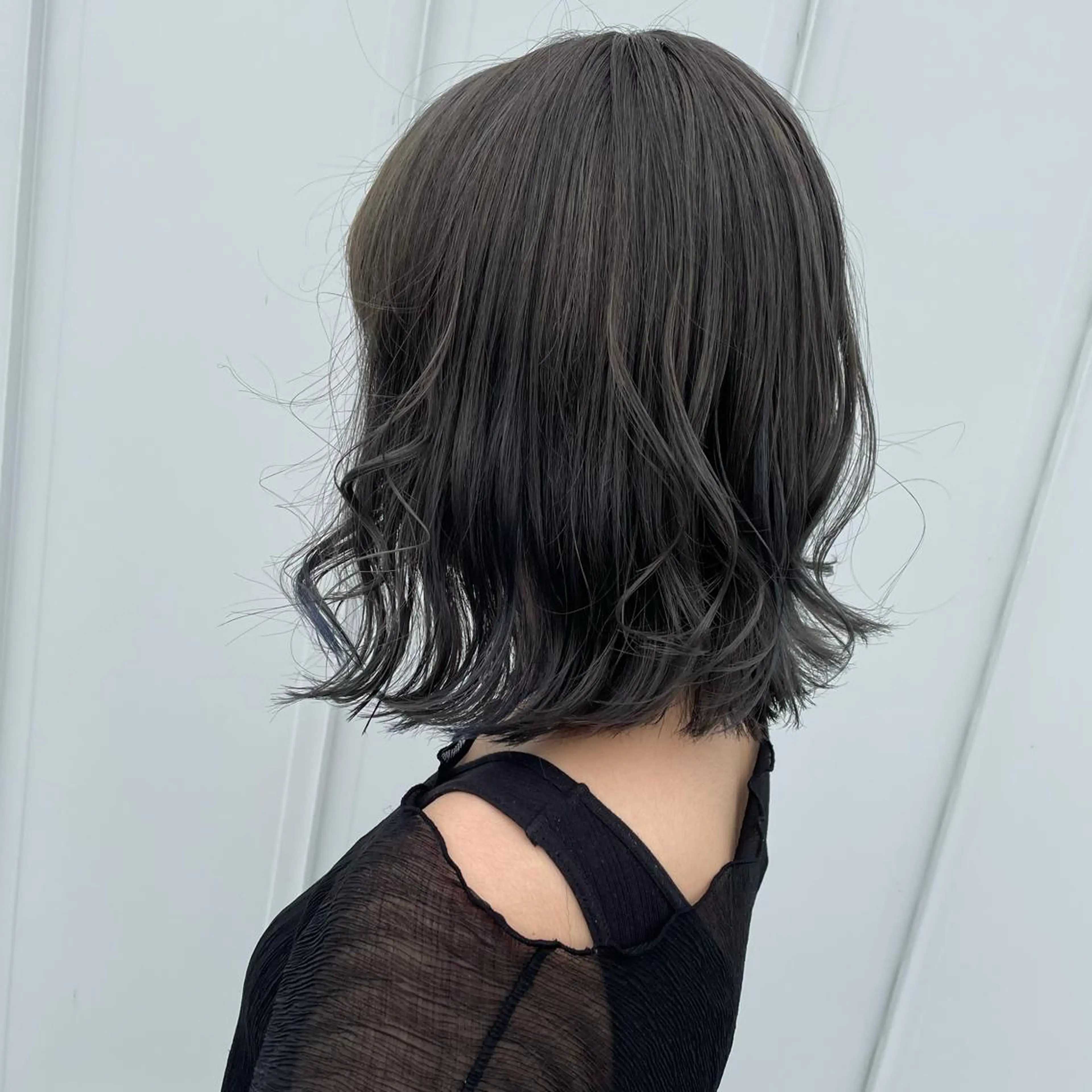 ミディアム カラー ブリーチ シルバー ヘアカラー SOU所属・ふるかわ れなのヘアスタイル