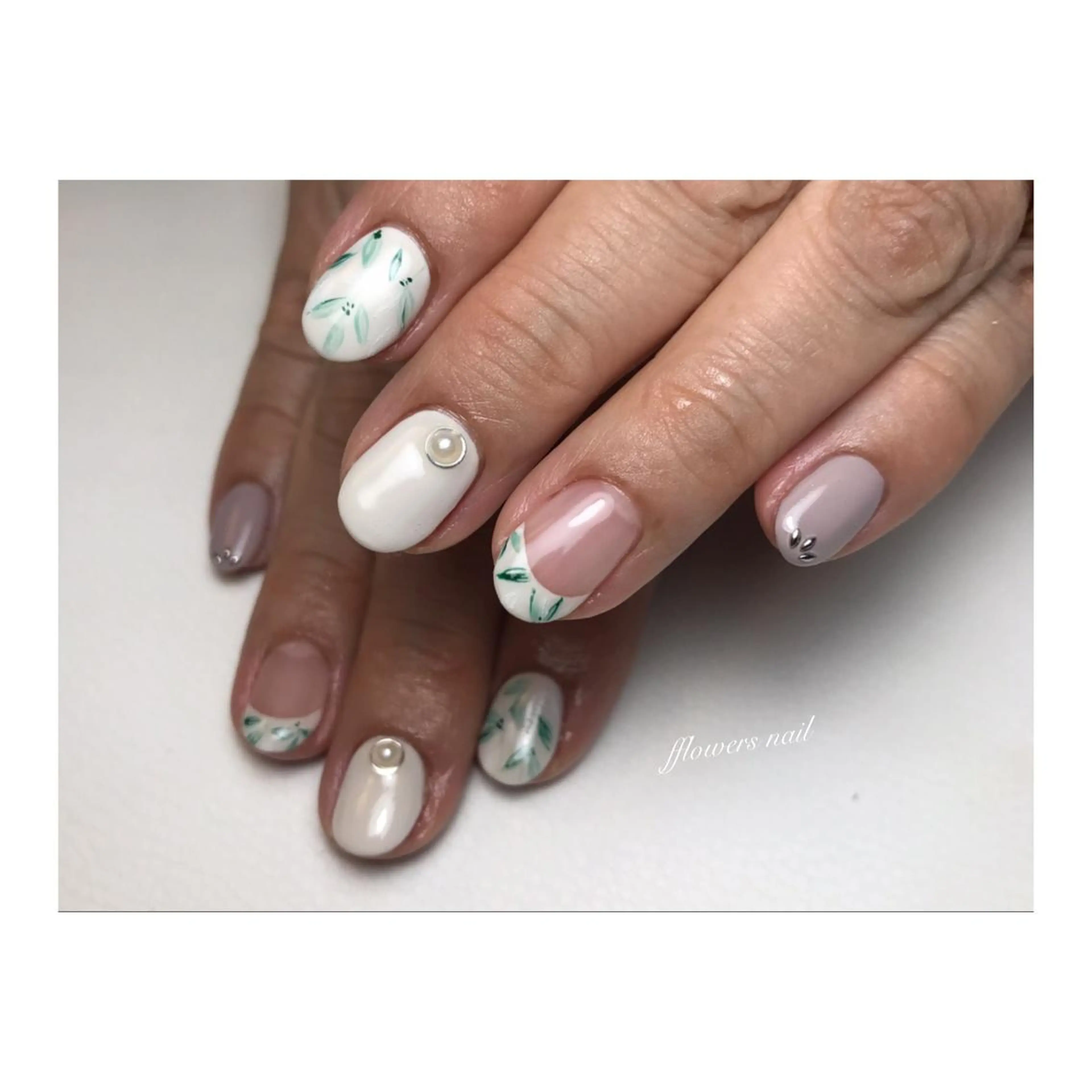 ネイル フレンチネイル flowers nailのネイルデザイン