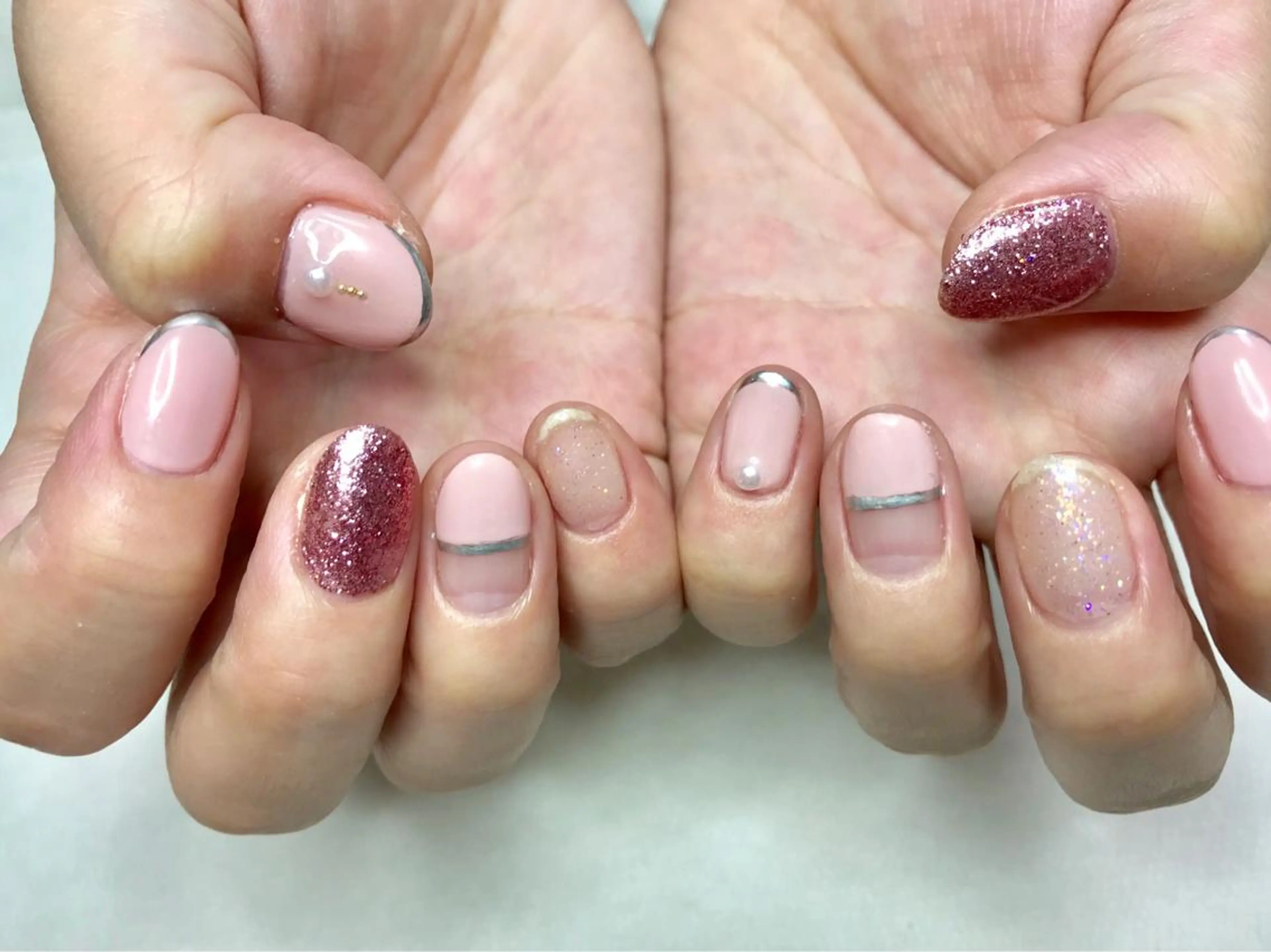 ミディアム カラー パーマ ヘアアレンジ ネイル マツエク・マツパ ピンクカラー カラーマツエク ラメ(グリッター) ピンク Sunny side nailのネイルデザイン