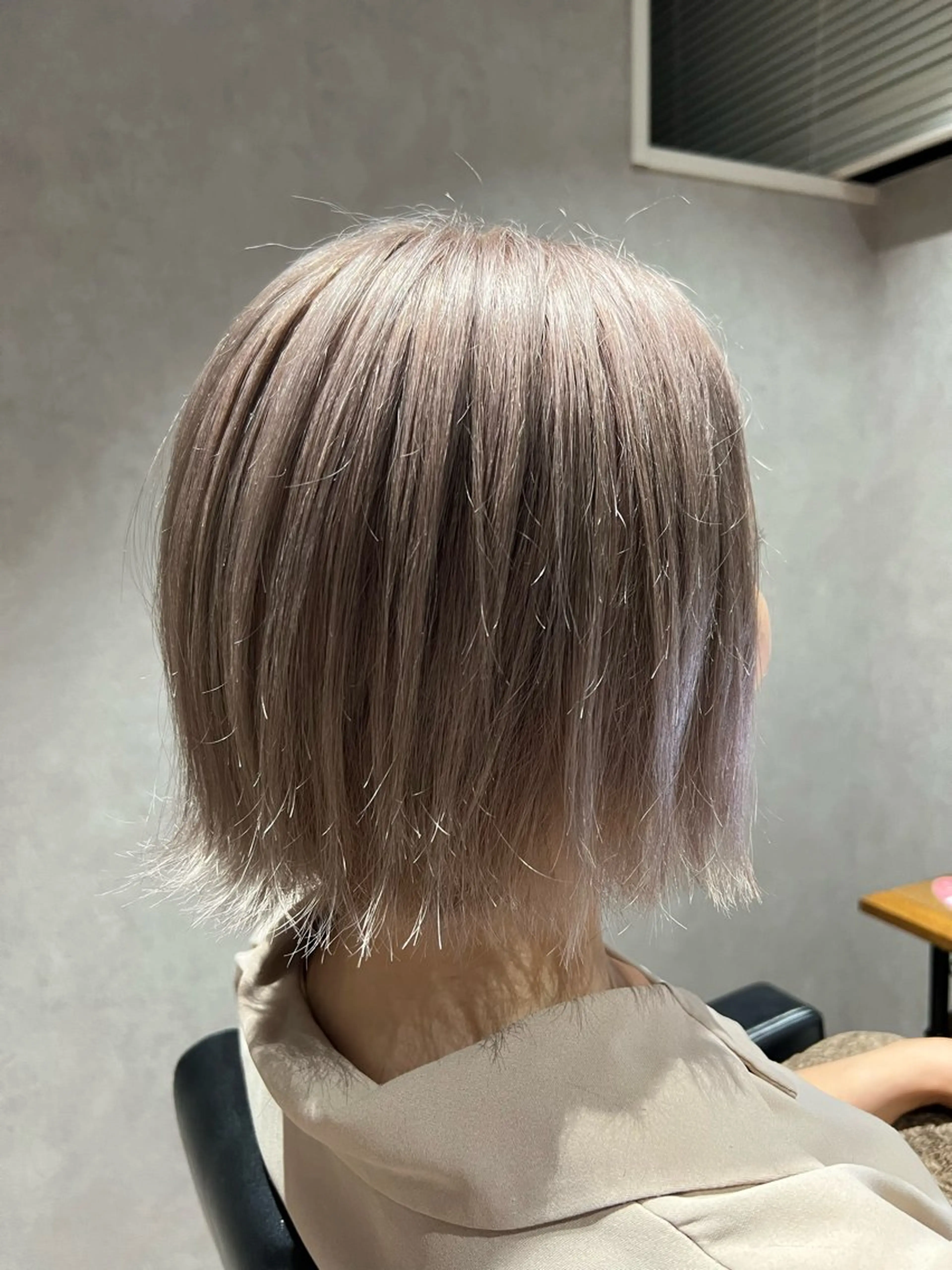 ショート カラー ベージュカラー ミルクティーベージュ 外ハネヘア カット ヘアカラー ✨ハイトーン カラーTAKUYA✨のヘアスタイル