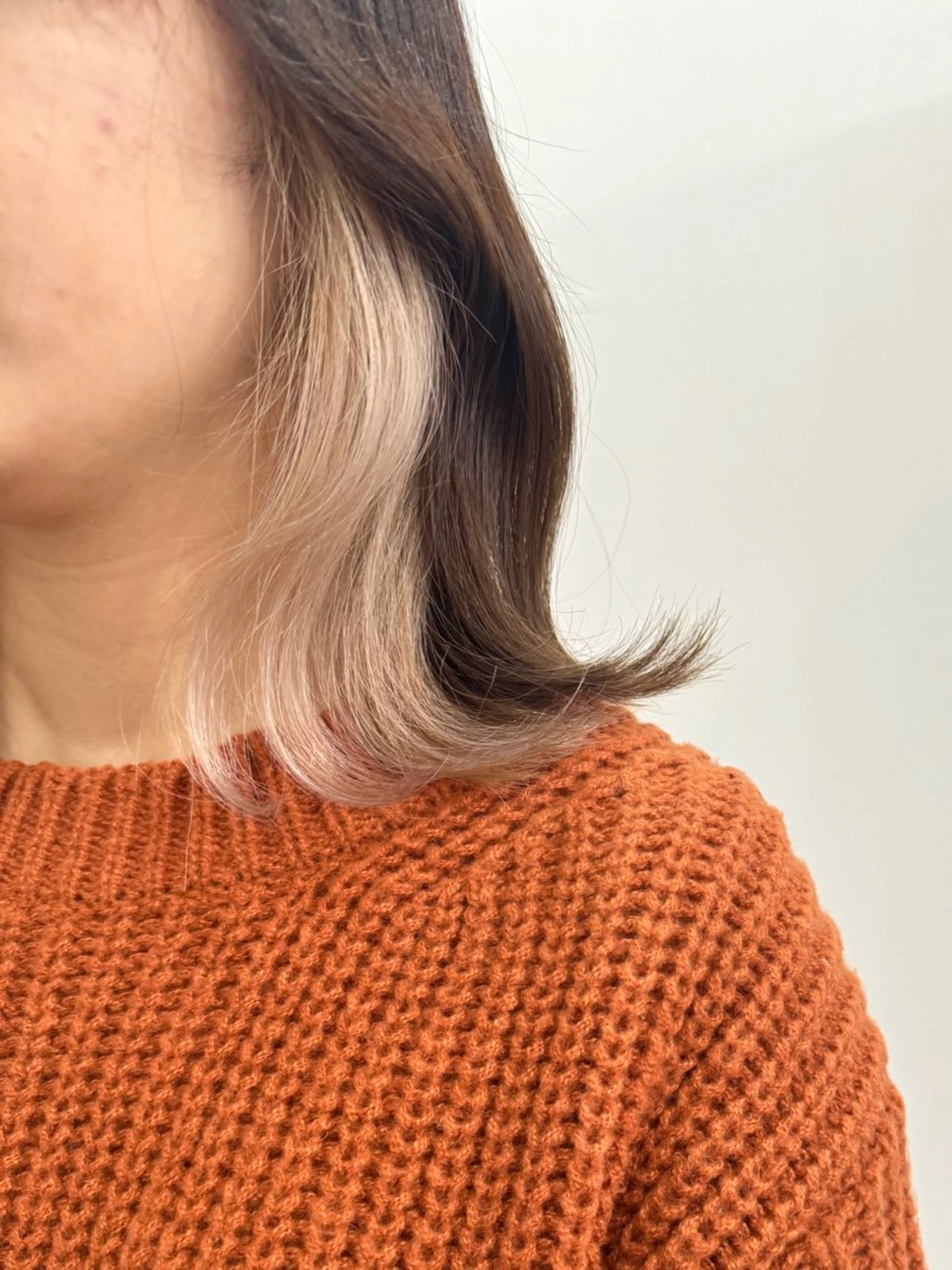 ミディアム カラー ベージュカラー ブリーチ インナーカラー ホワイトベージュ ヘアカラー トリートメント 切りっぱなしボブ/ ブリーチカラー/大塚のヘアスタイル