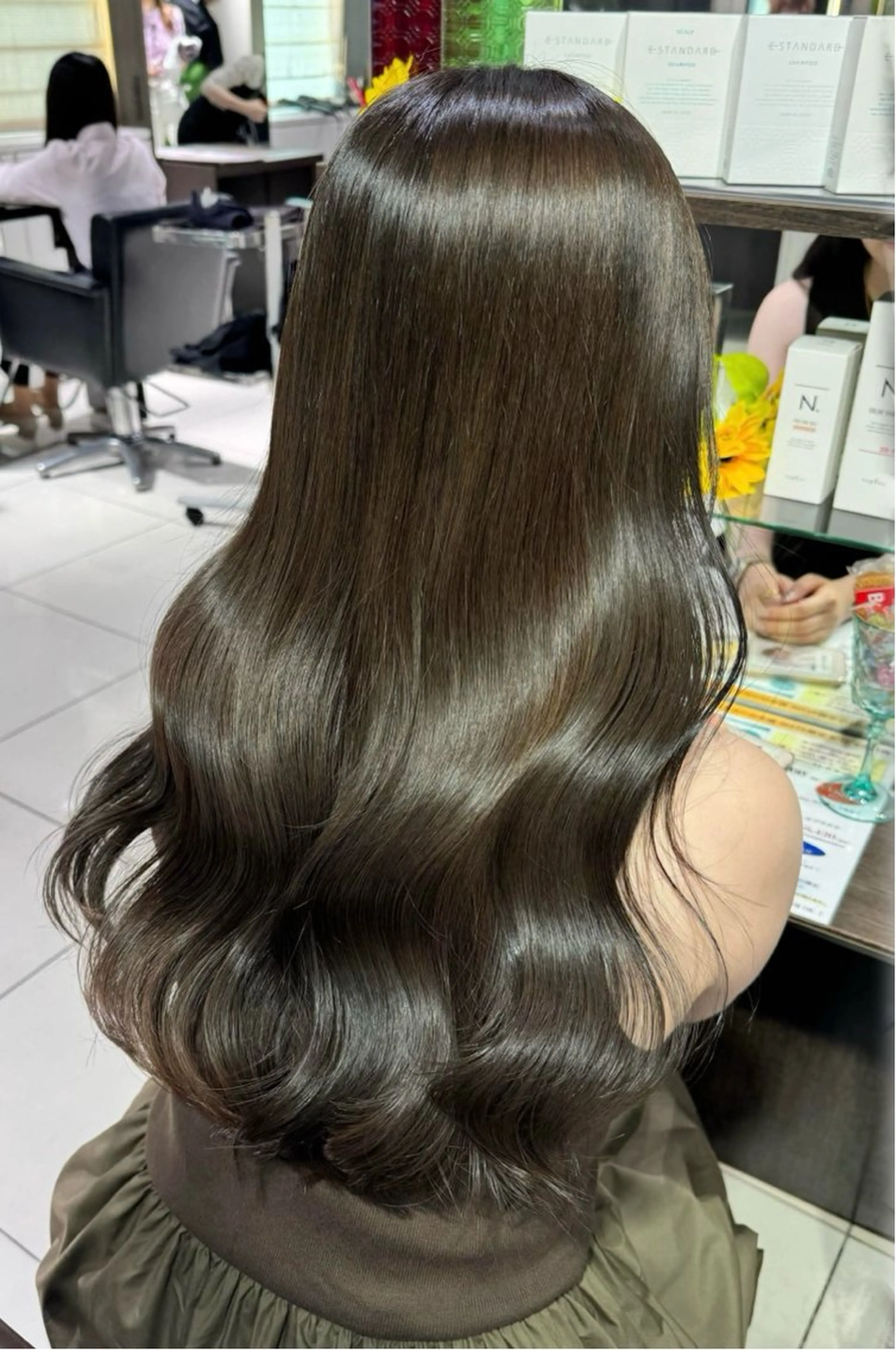 ロング ヘアカラー トリートメント sakura 🪽 艶カラー/髪質改善のヘアスタイル