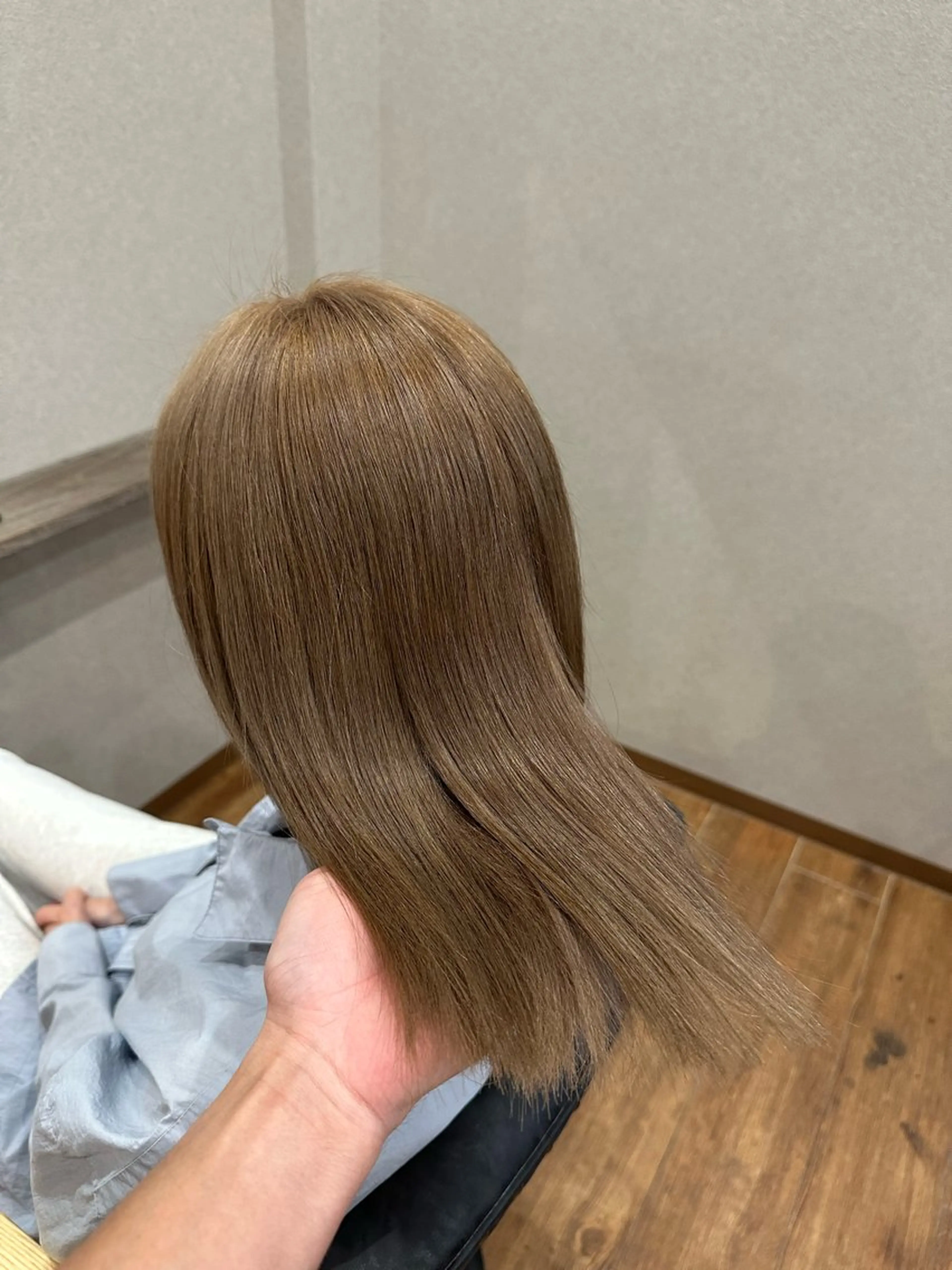 ロング カラー ベージュカラー ミルクティーベージュ ヘアカラー トリートメント clocca所属・鵜飼 真伍のヘアスタイル