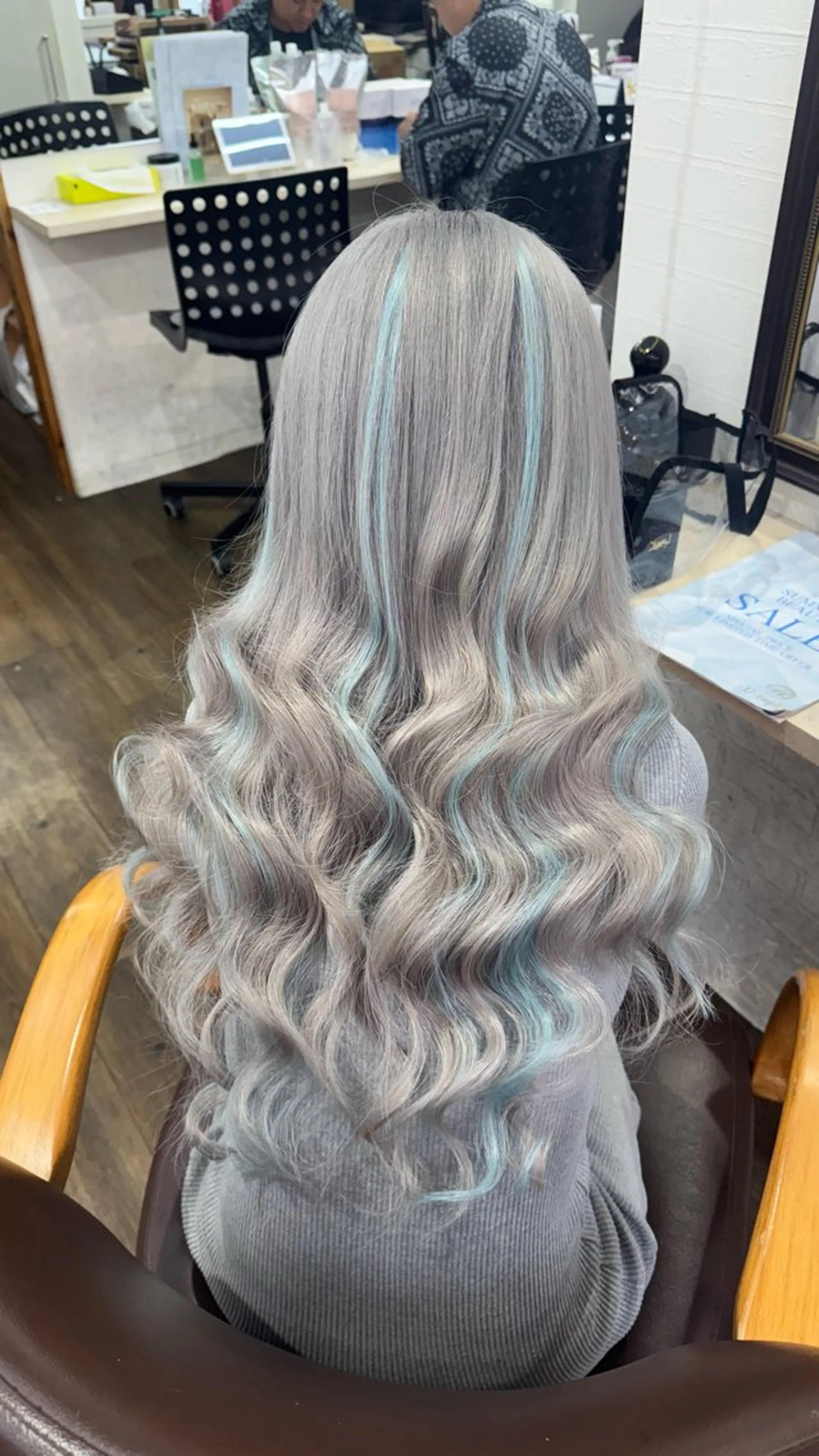 ロング ヘアカラー エクステ 田子🦋ハイトーン 🫐耳つぼジュエリーのヘアスタイル