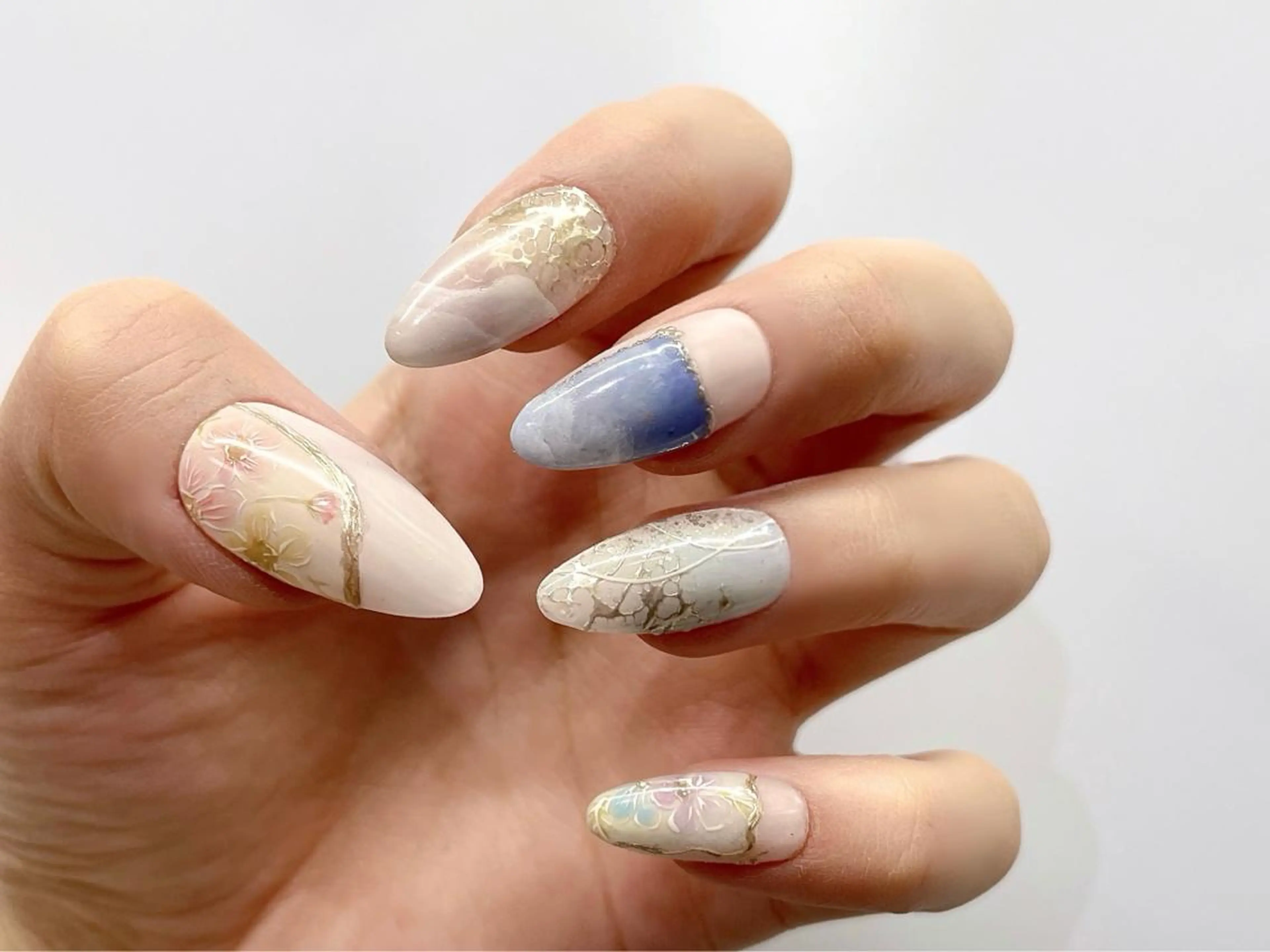 ネイル フラワーネイル ゴールド キラキラネイル ニュアンスネイル Sana 【梅田茶屋町】のネイルデザイン