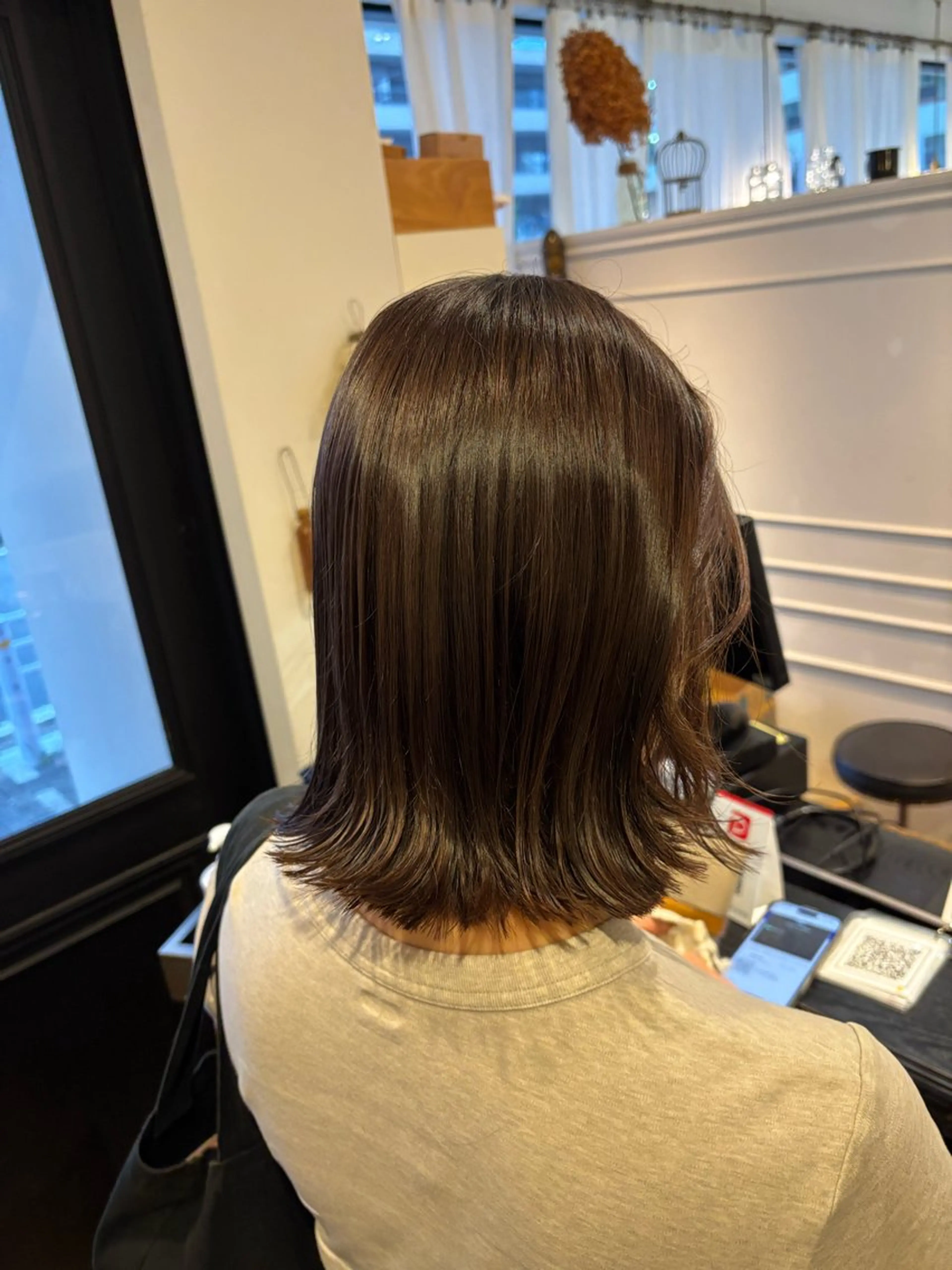ミディアム 外ハネヘア カット ヘアカラー トリコヘアサロン 新井千智のヘアスタイル