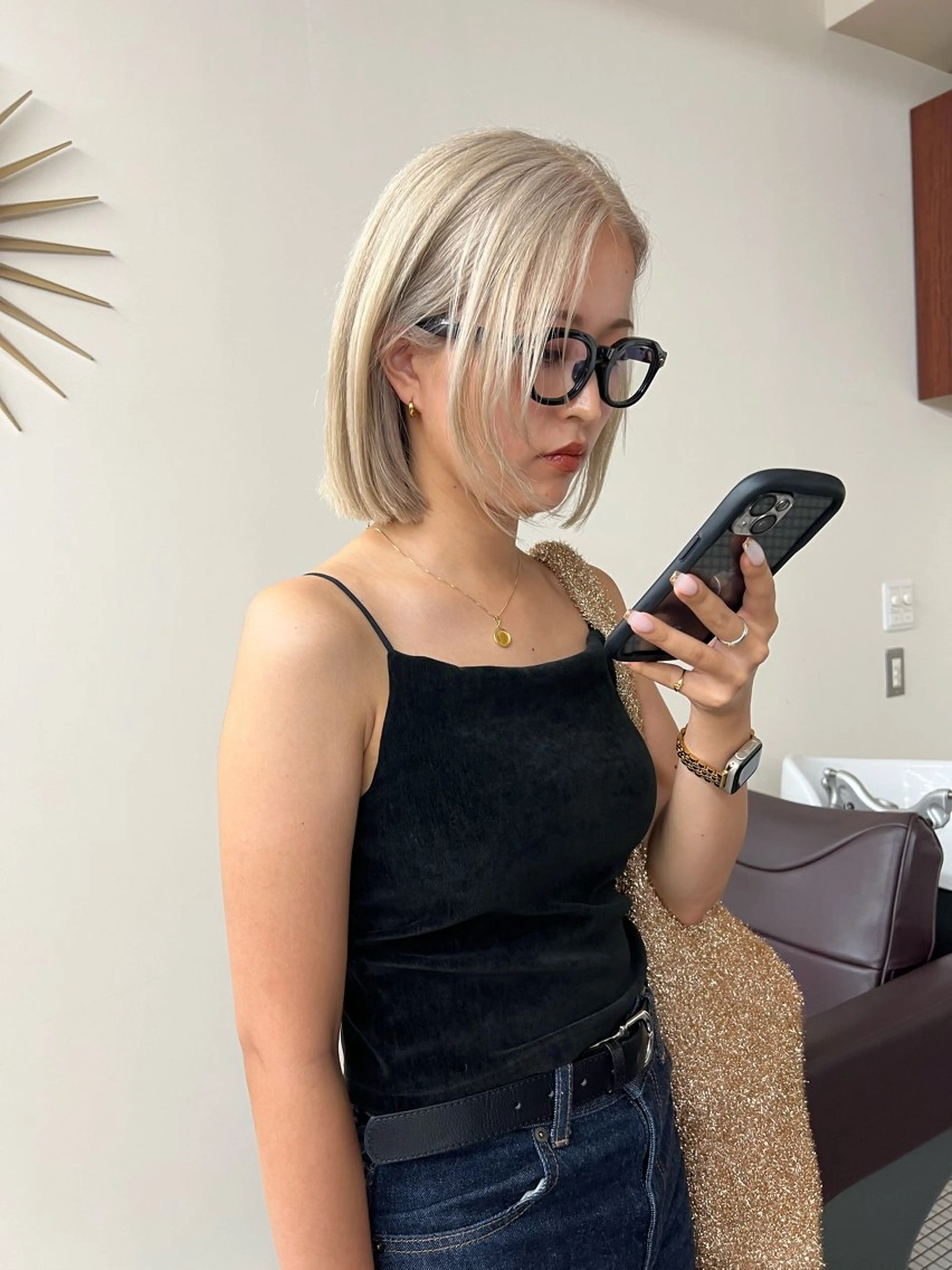 ショート カラー アッシュ アッシュブラウン ブリーチ ブラウンカラー ケアブリーチ カット ヘアカラー トリートメント ニュアンスレイヤー ハイトーンカラーのヘアスタイル