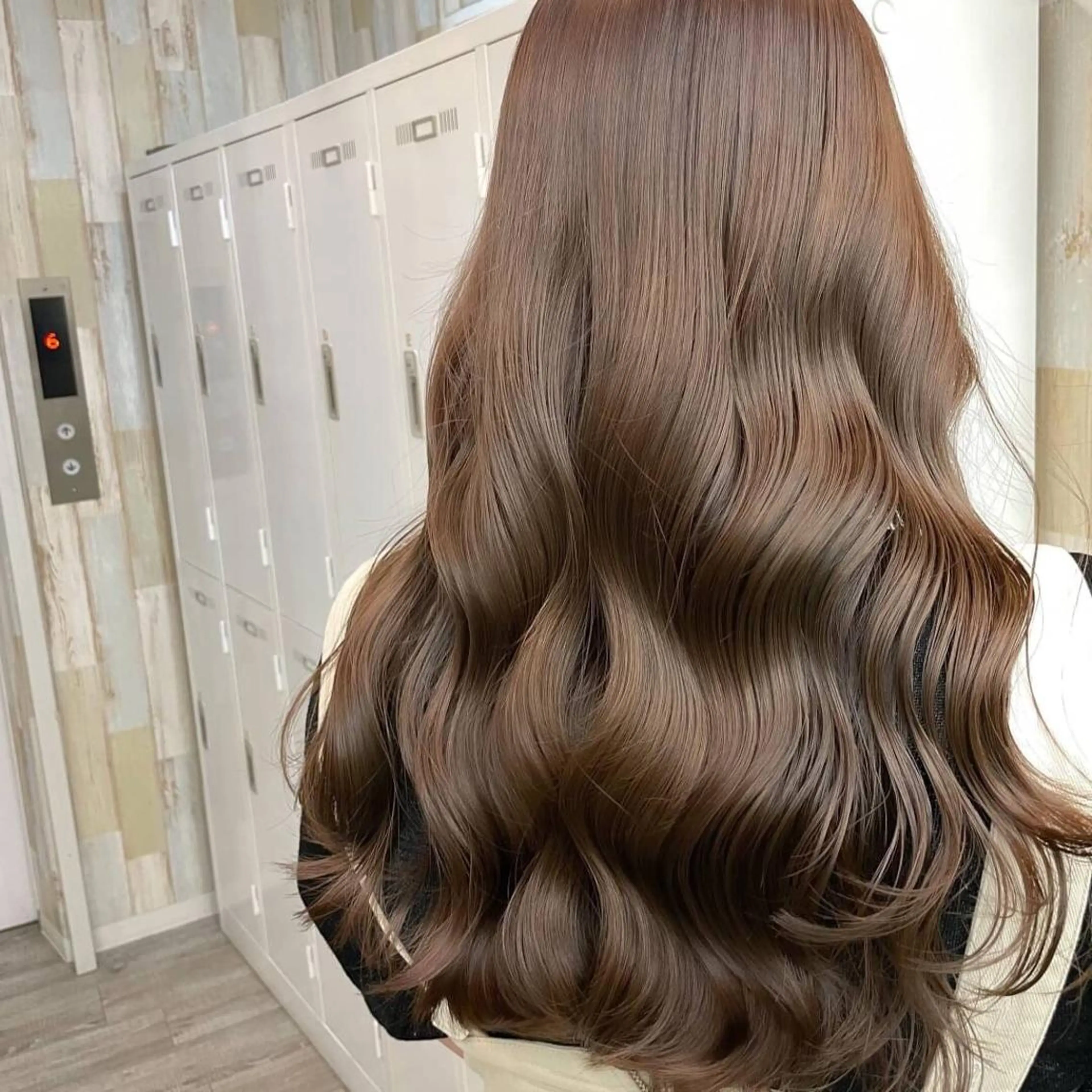 ロング カラー パーマ ヘアアレンジ ベージュカラー イルミナカラー オリーブベージュ ヨシンモリ ムルギョル巻き newi saLyu ネウィ　サリューのヘアスタイル