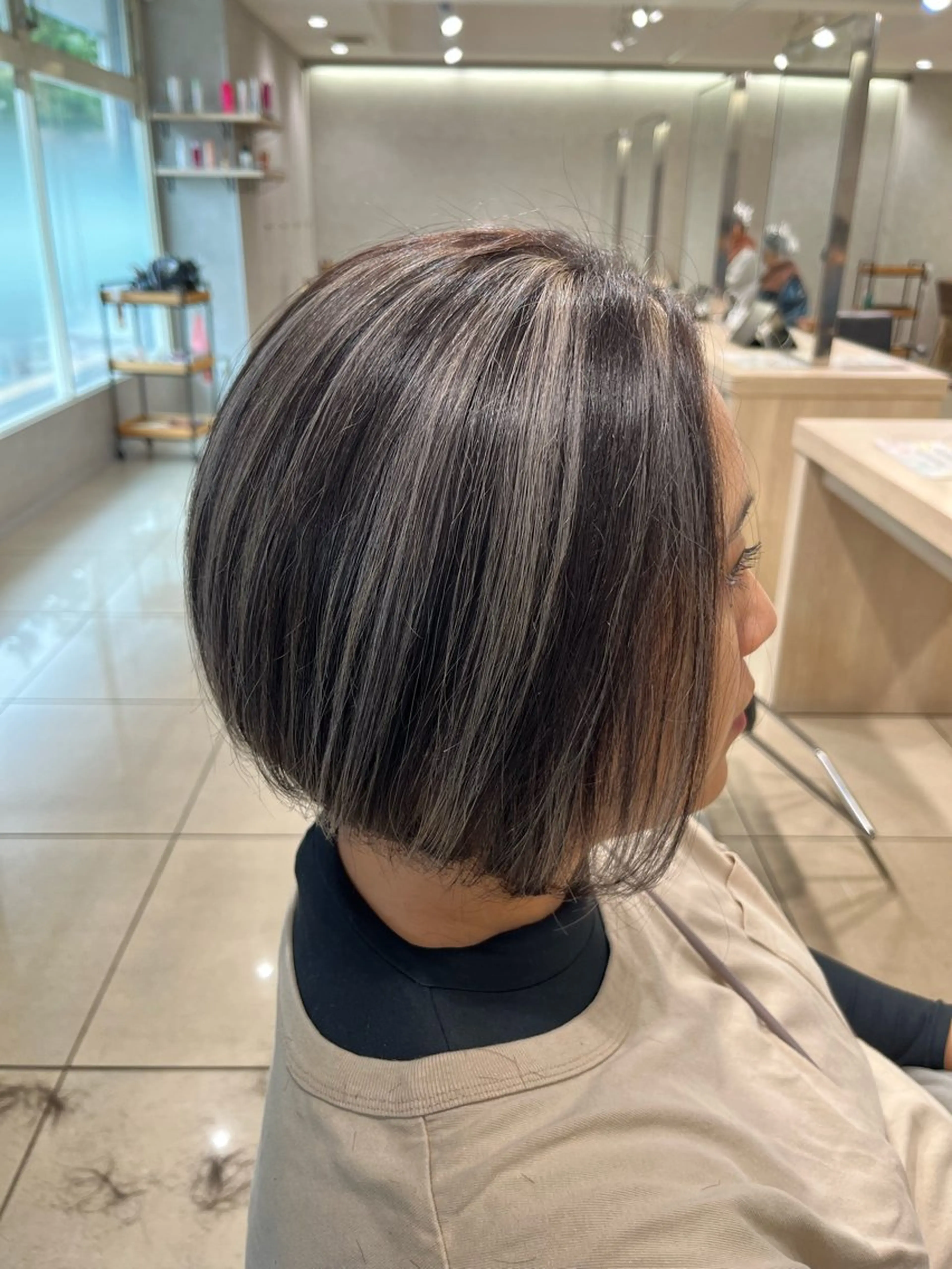 ミディアム カラー ベージュカラー 透明感カラー ハイライトカラー シルバー シルバーベージュ カット ヘアカラー 巖本 真希のヘアスタイル