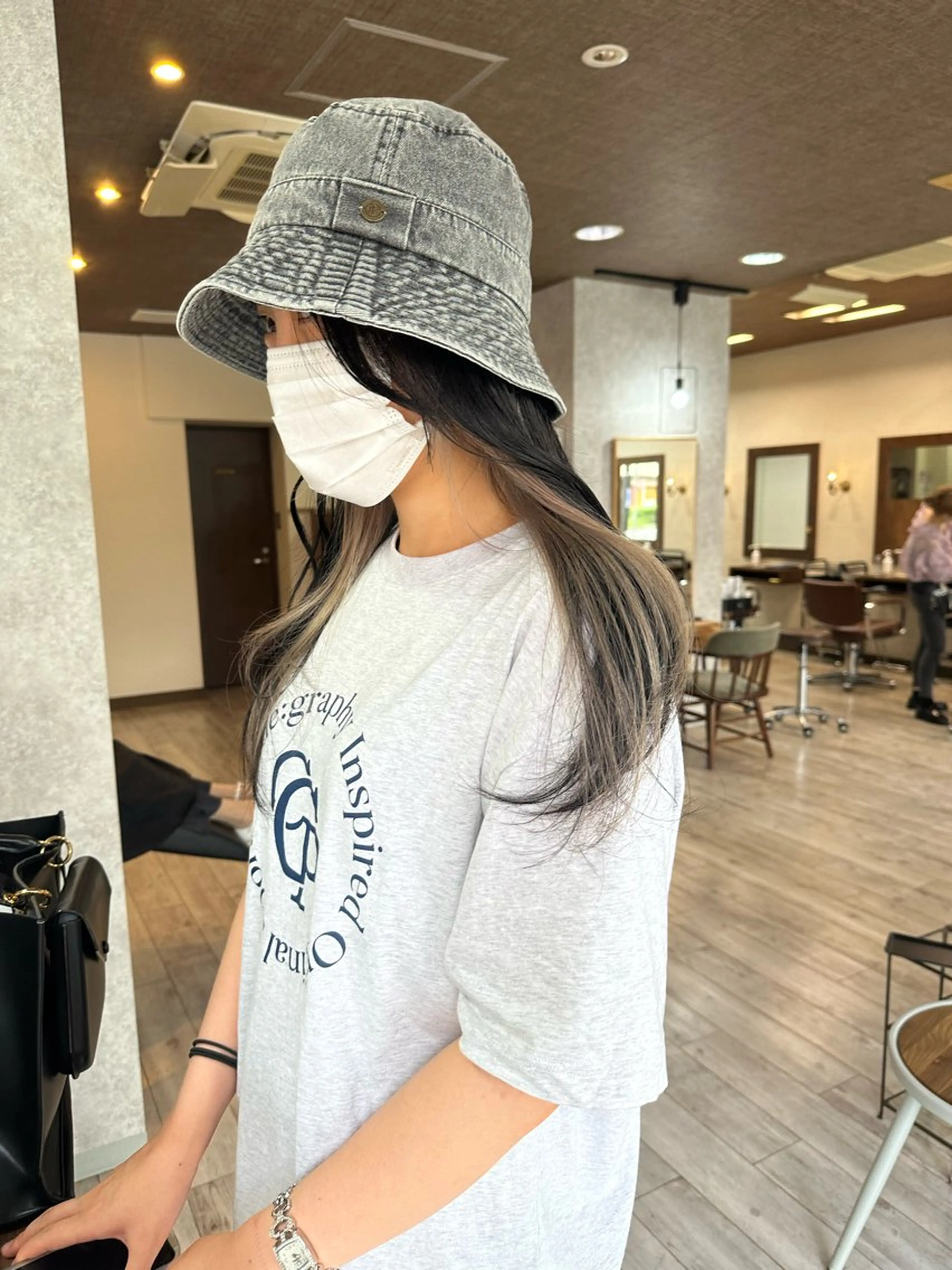 ロング カラー ロングレイヤー ベージュカラー ミルクティーベージュ レイヤーカット ロング 高橋 みく/ minim 暖色のヘアスタイル