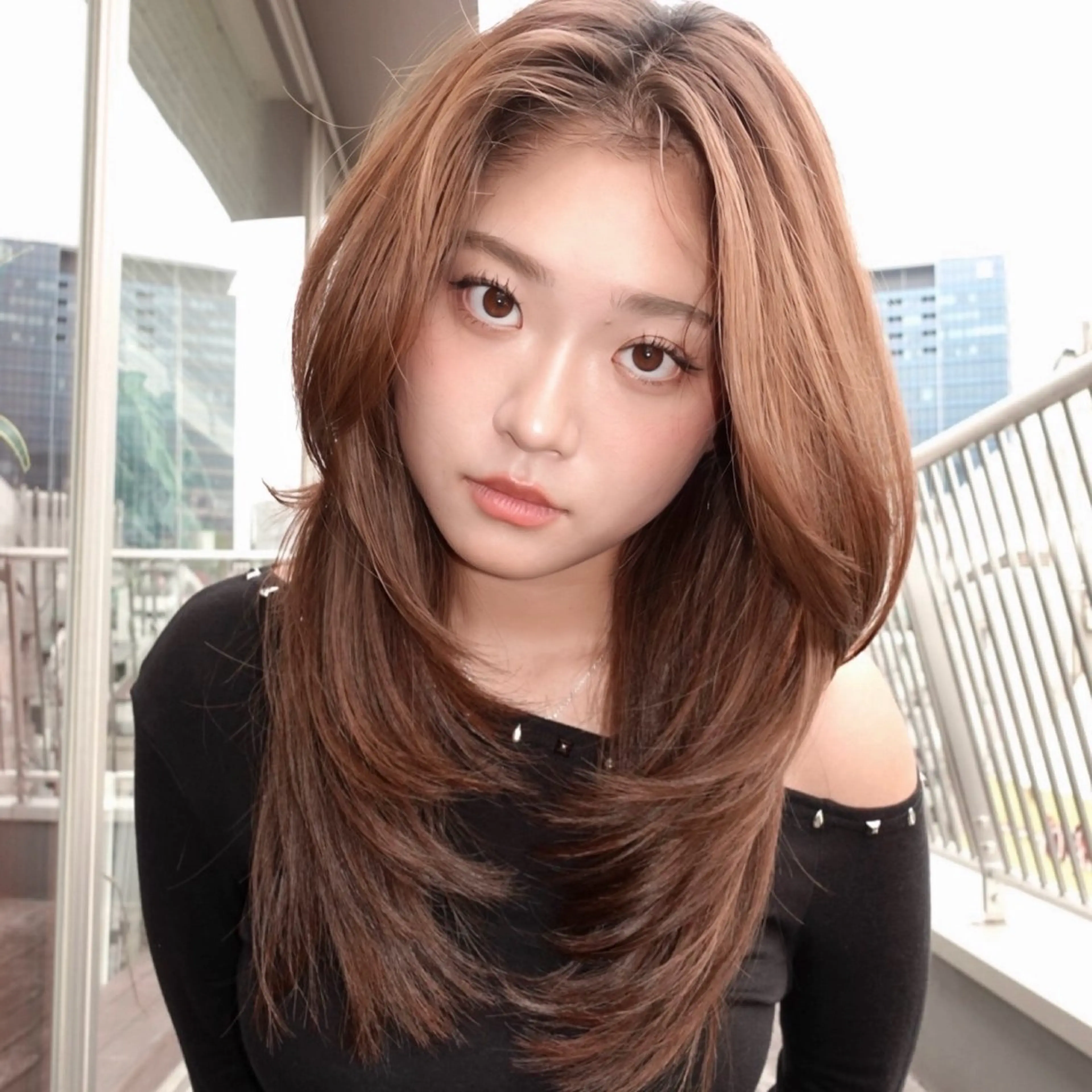 セミロング カラー ベージュカラー ブラウンカラー 透明感カラー オリーブベージュ ヘアカラー レイヤーカット ダブルカラーのヘアスタイル