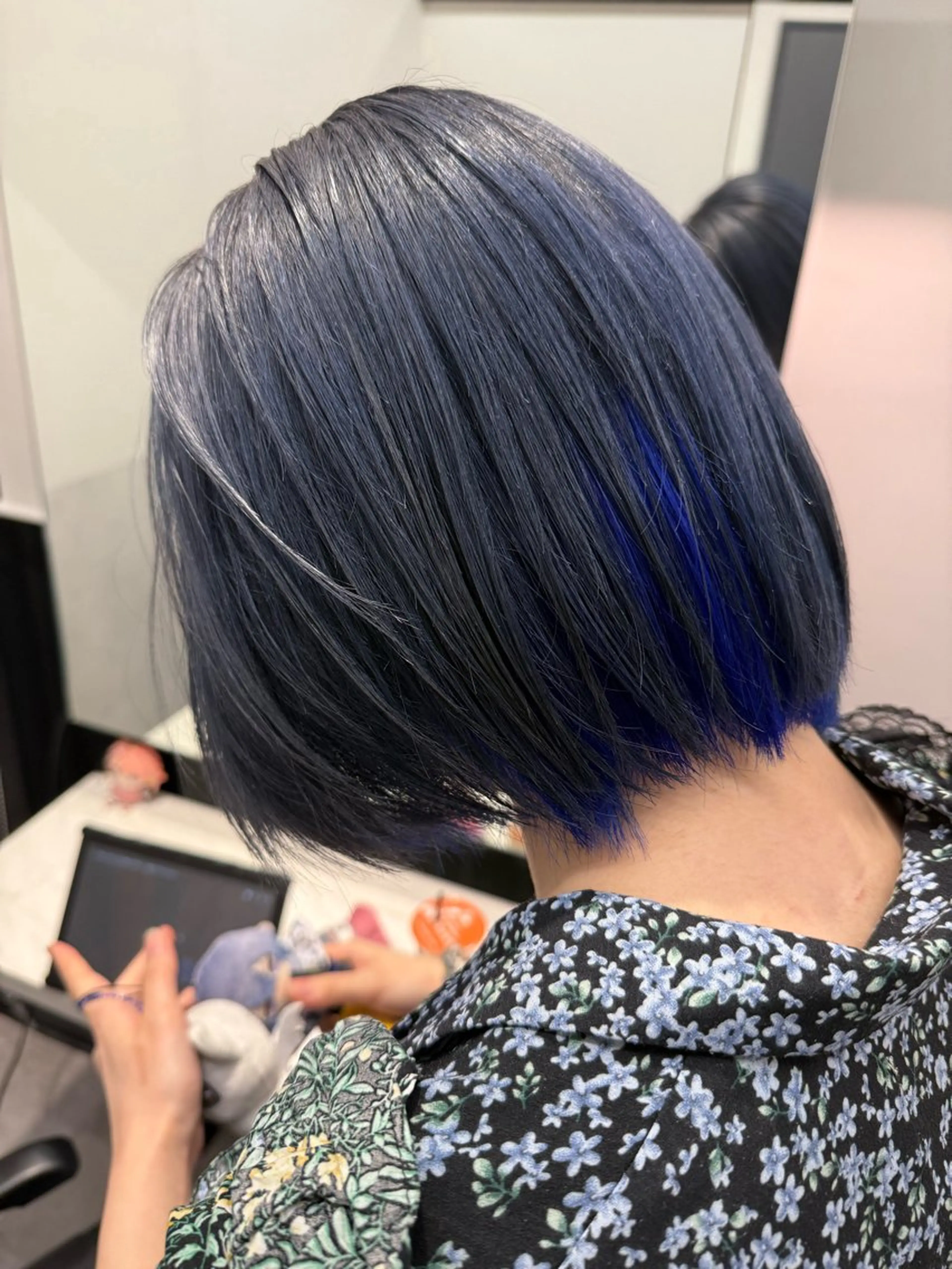 ミディアム カラー ブリーチ ブルーカラー ケアブリーチ シルバー ボブ ヘアカラー インナーカラー/推し ウルフ/アニメカラーのヘアスタイル