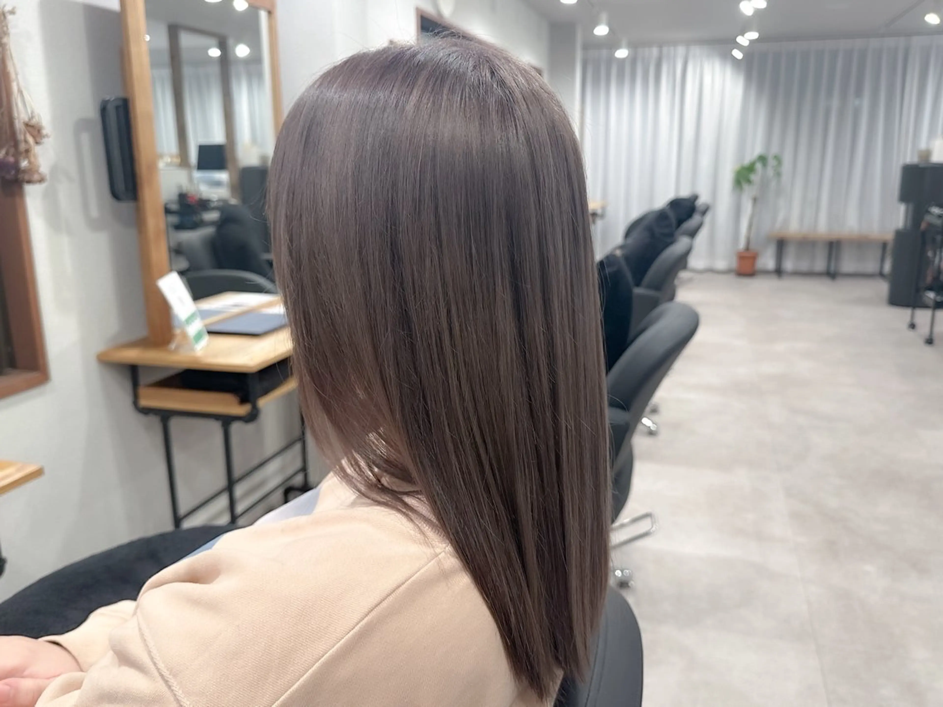 セミロング カラー グレージュ ミルクティーグレージュ affect 上大岡所属・《ブリーチカラー / 縮毛矯正》坂本爽のヘアスタイル