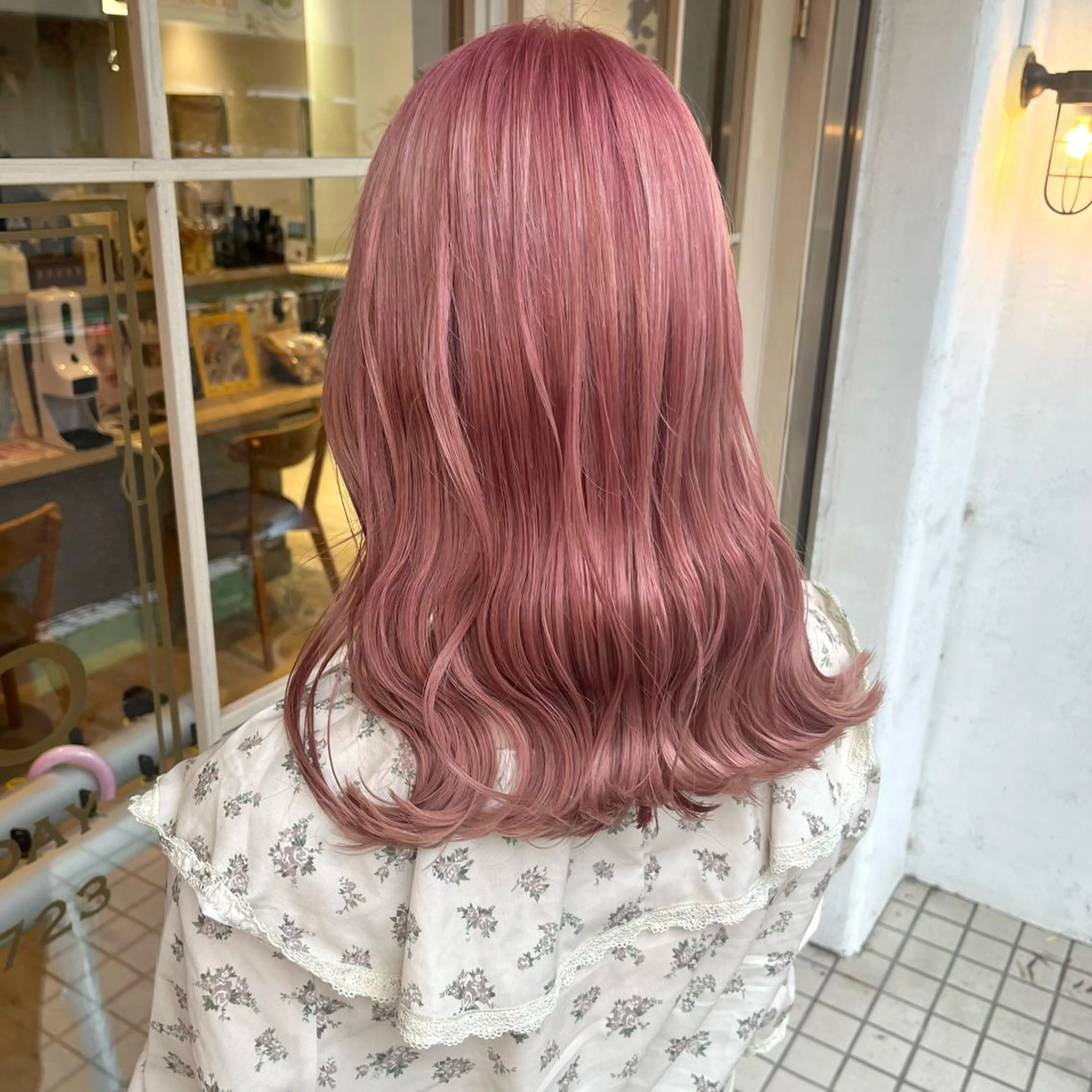 セミロング カラー ブリーチ ピンクカラー ヘアカラー mai ROCCOのヘアスタイル