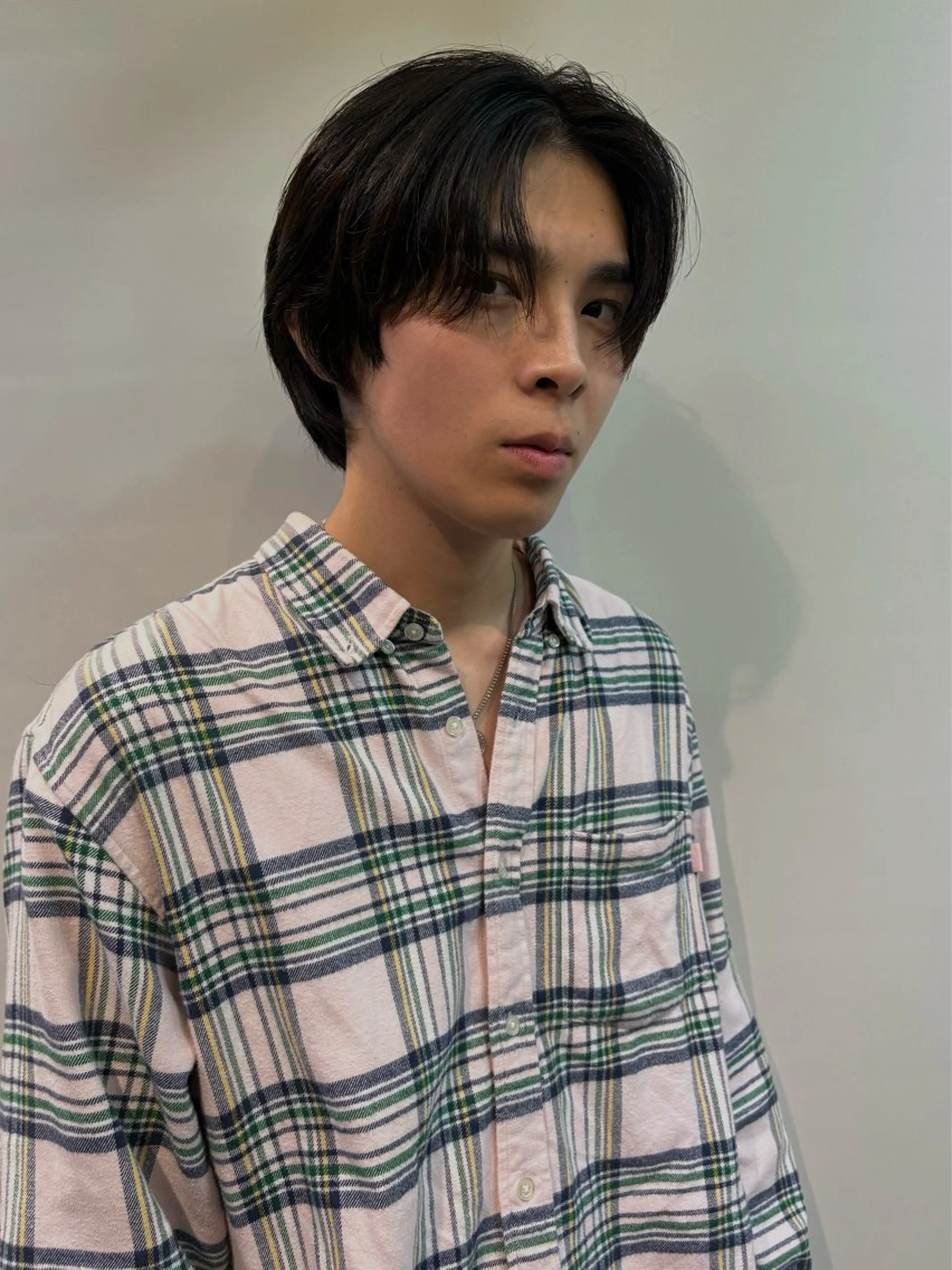 ショート メンズ 切りっぱなしボブ メンズブリーチ センターパート メンズハイライト メンズハイトーン カット HARUKI🏔️/ メンズ/透け感カラーのヘアスタイル