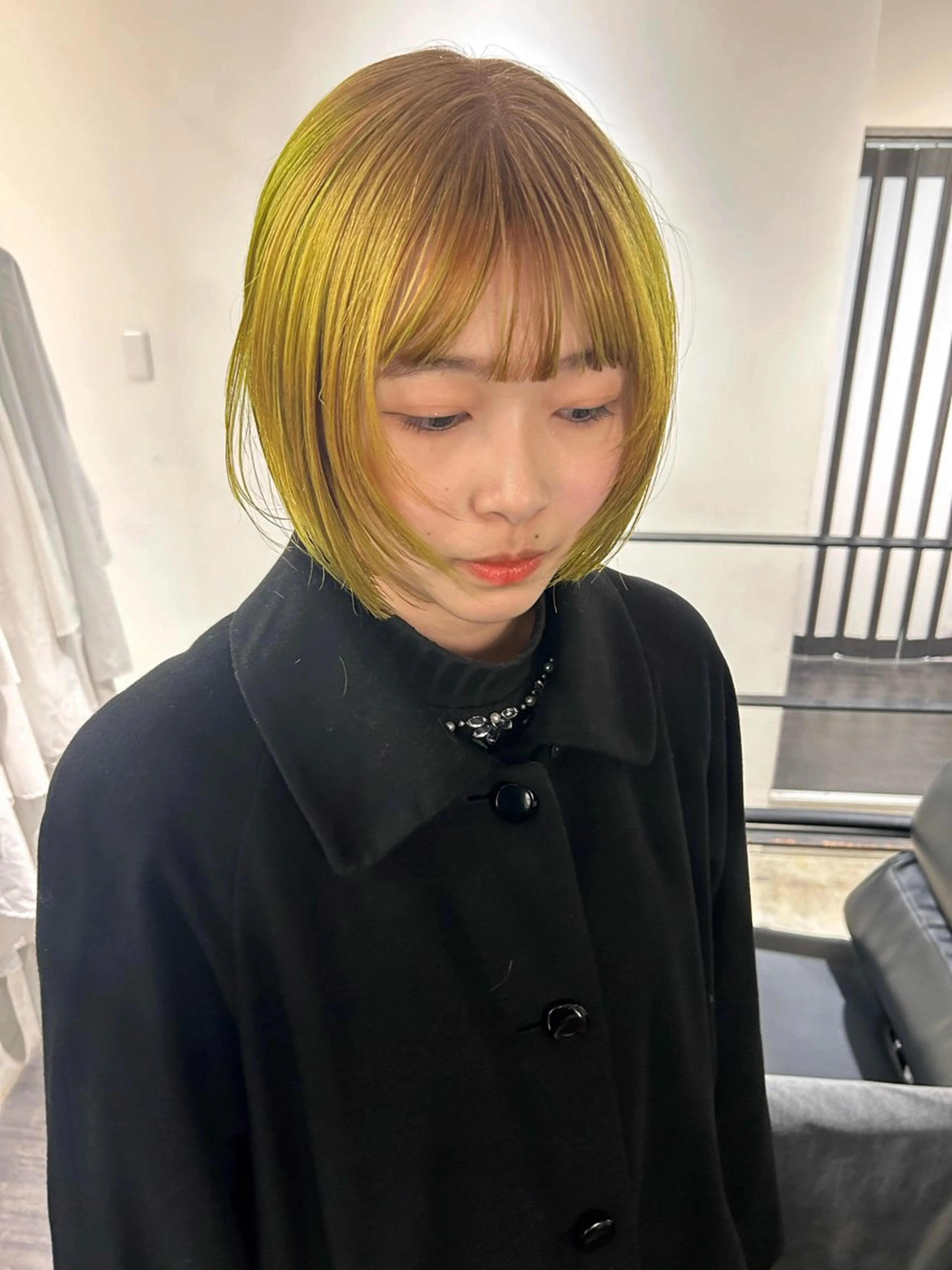 ショート カラー ベージュカラー イエローカラー カット ヘアカラー トリートメント Loom.所属・村上雅人 ナチュラルモードのヘアスタイル