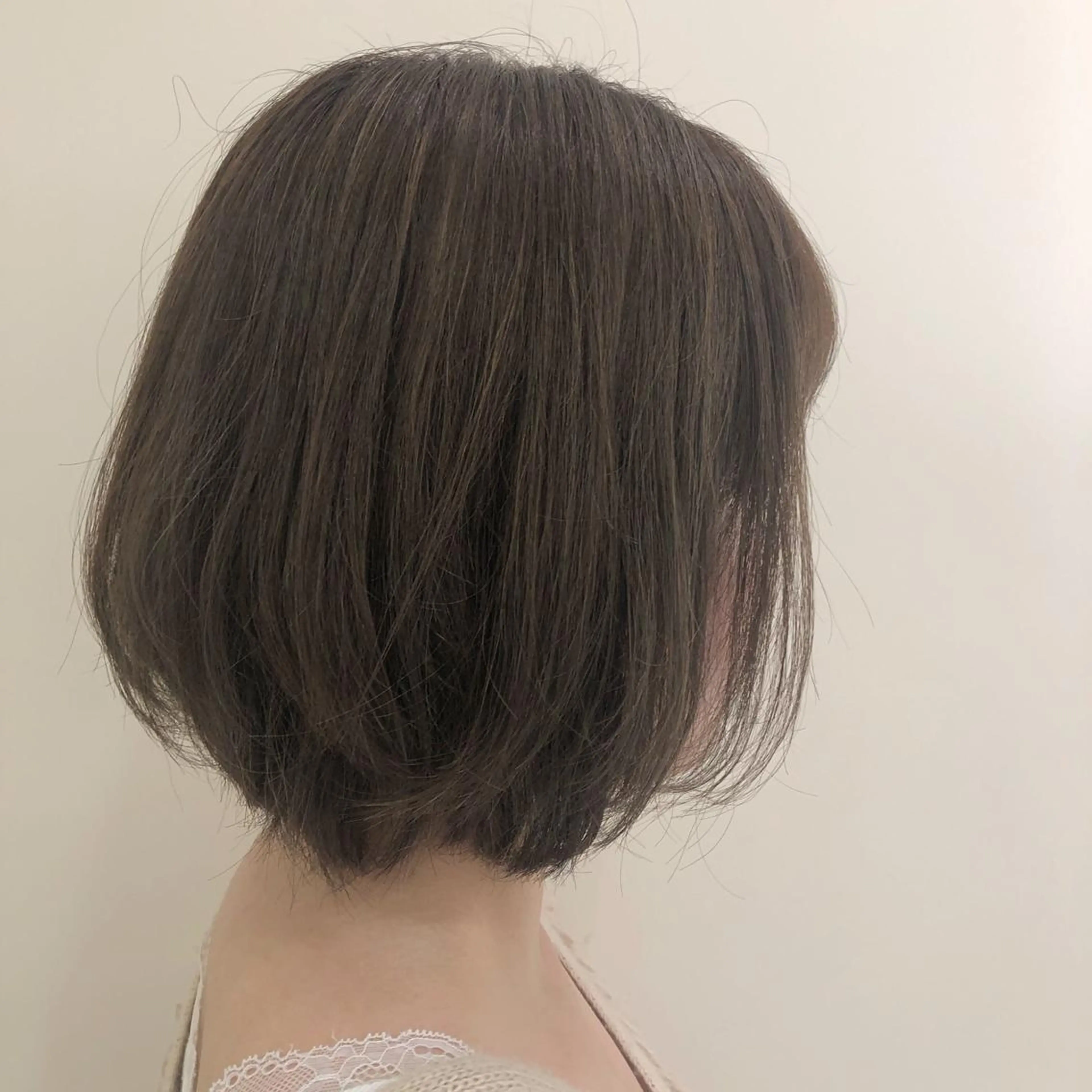 ショート カラー ベージュカラー ハイライトカラー オリーブベージュ ハイライト プレイングカラー🤍 細めハイライトのヘアスタイル