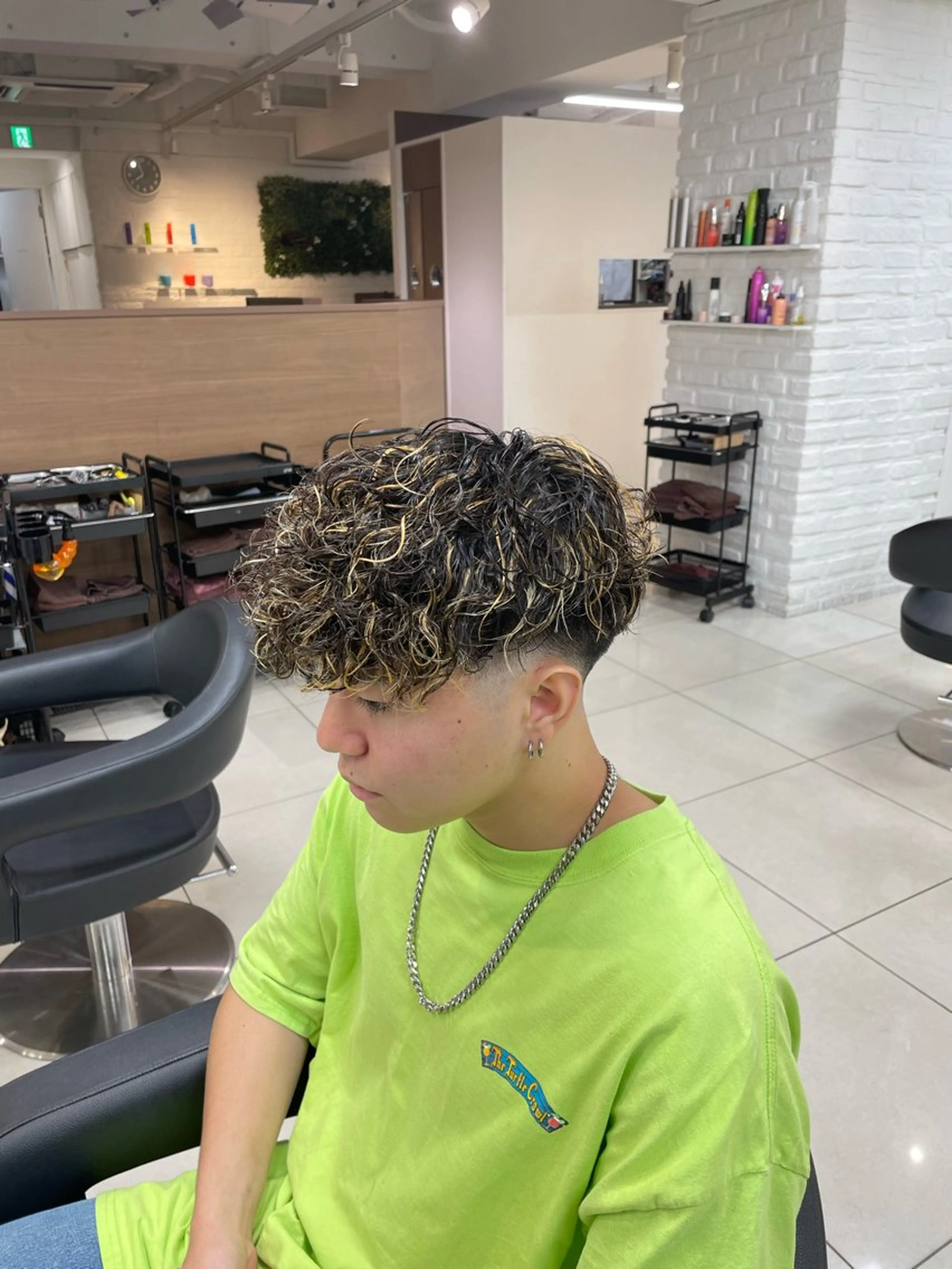 ショート カラー パーマ メンズ メンズハイライト スペインカール ハイライトカラー ハイライト カット ヘアカラー パーマ フェザーパーマ職人 🪶ryosukeのヘアスタイル