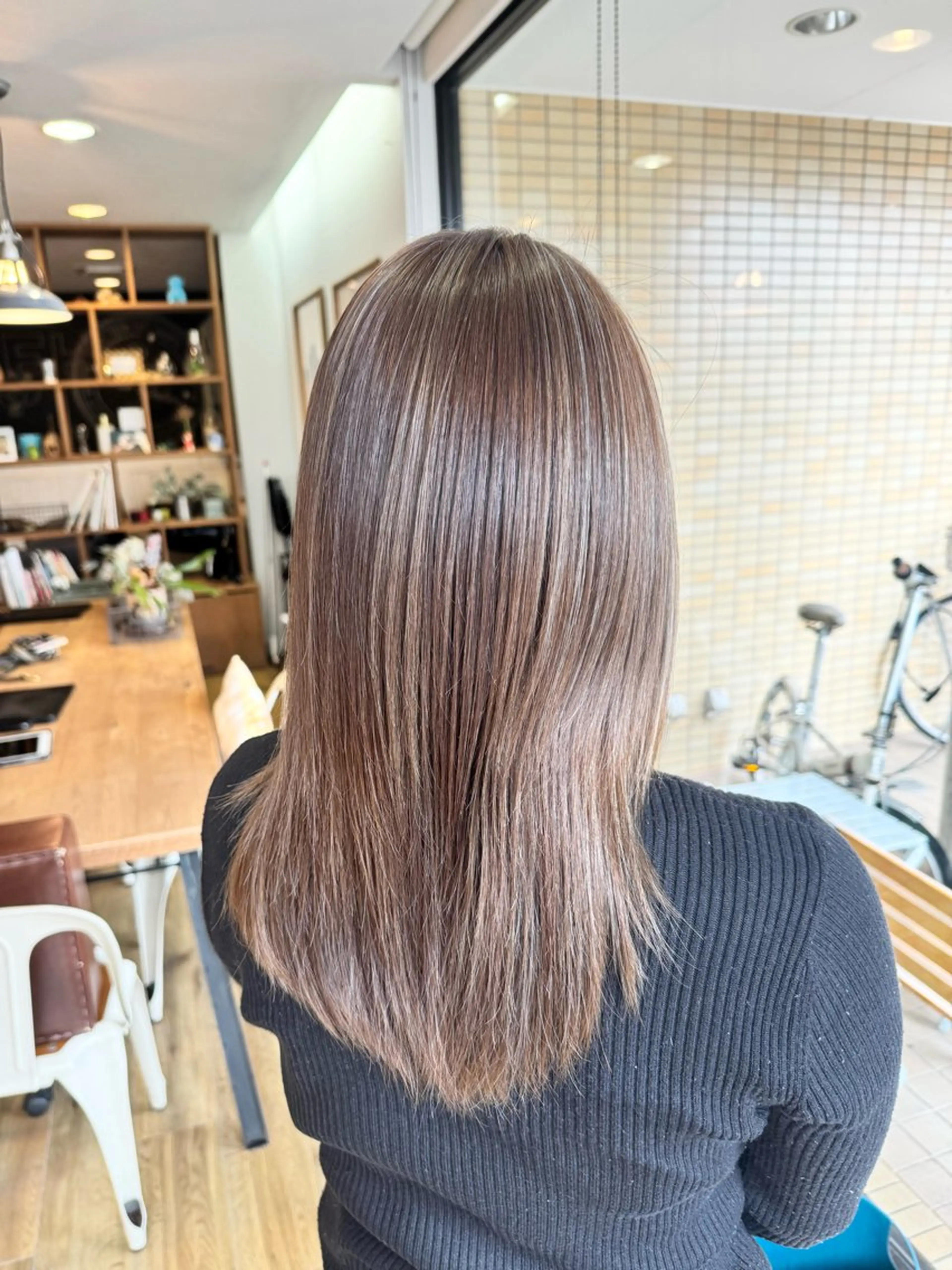 ロング カラー アッシュ ベージュカラー ヘアカラー トリートメント ツキダテ ユイのヘアスタイル