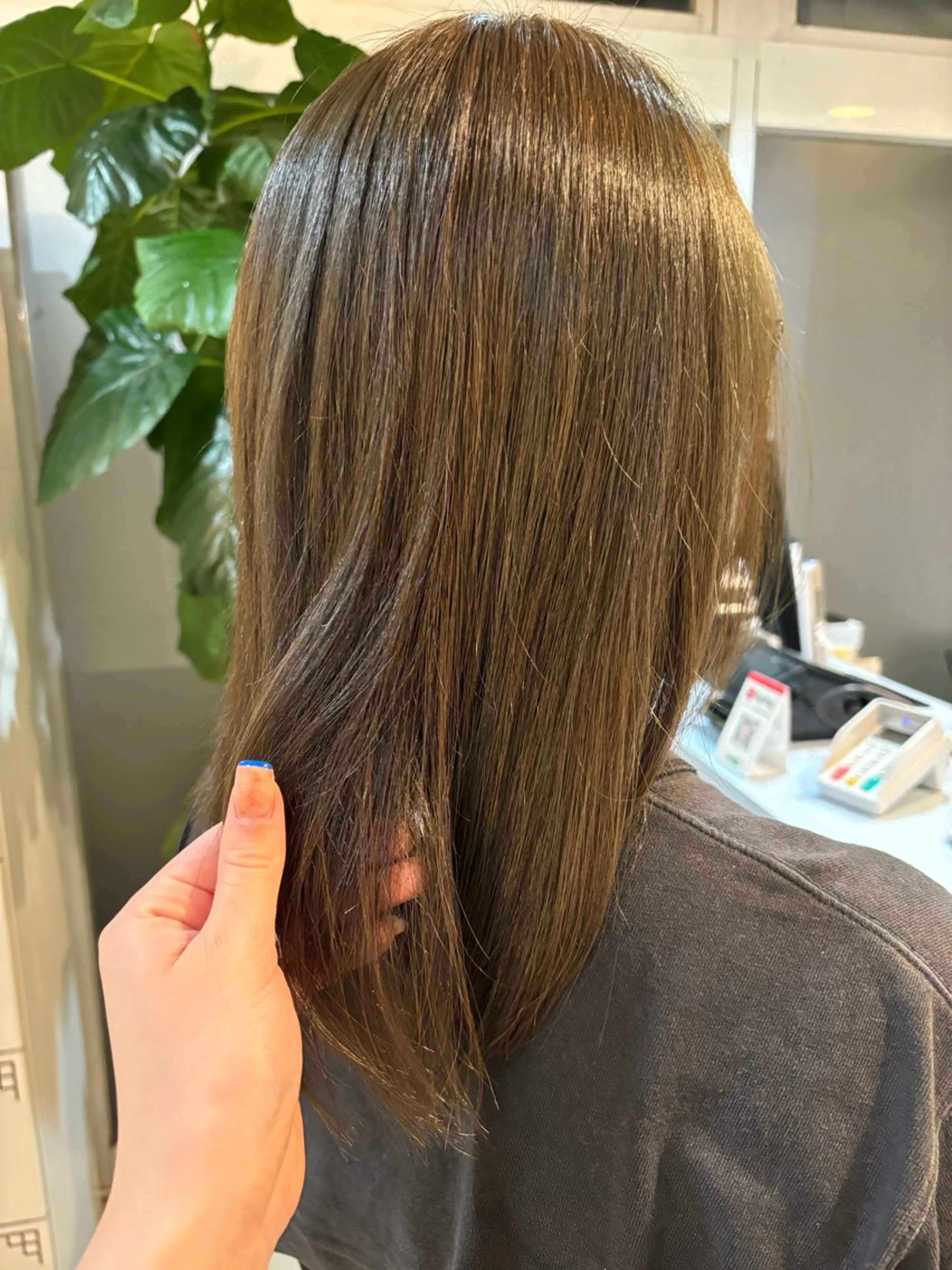 ミディアム カラー 伊藤 杏奈のヘアスタイル