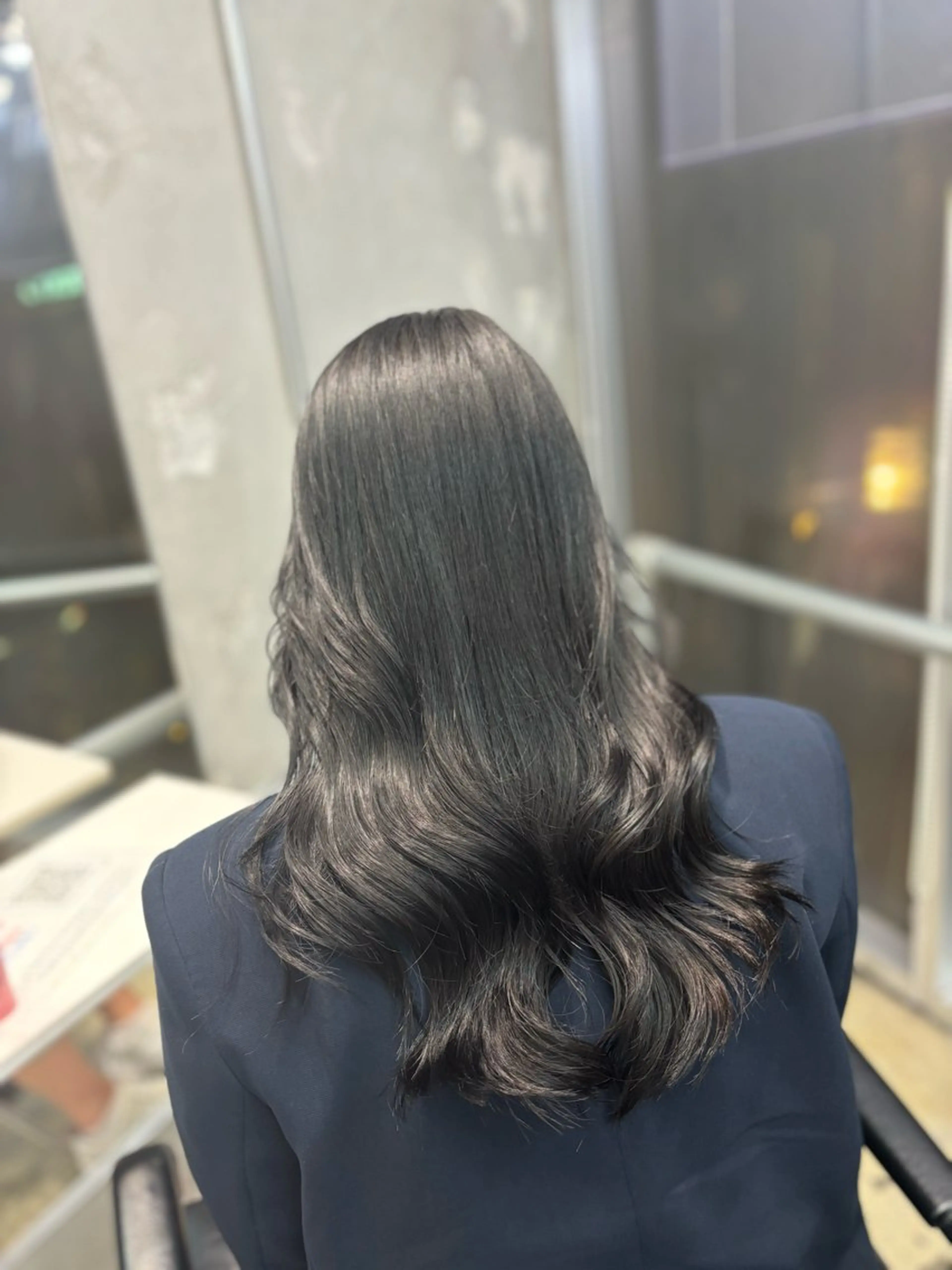 ロング カラー グレージュ DATE by Alan Smithee所属・韓国レイヤー顔周り カットのヘアスタイル