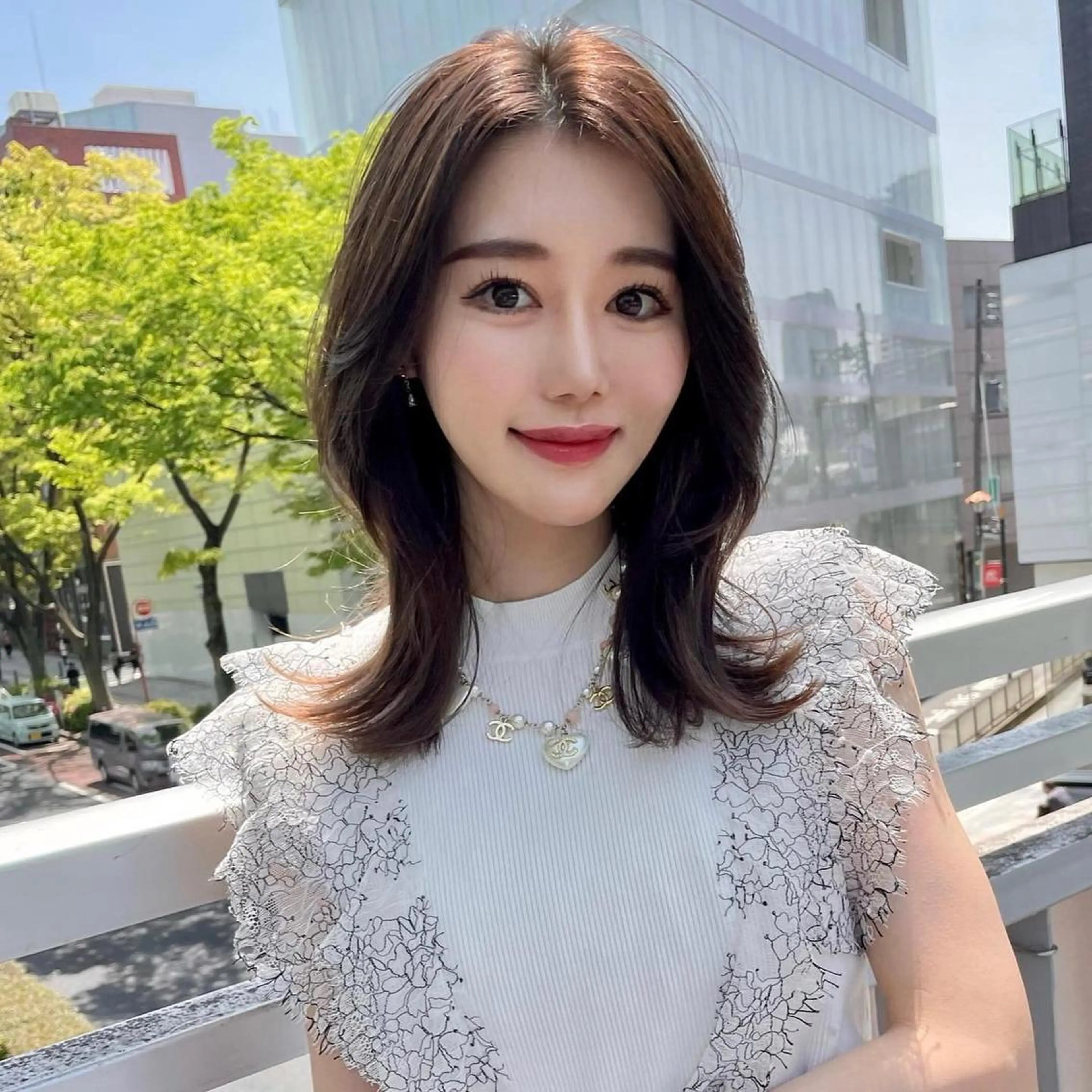 ミディアム カット ヘアカラー トリートメント 山本翔一郎 韓国顔周りレイヤーのヘアスタイル