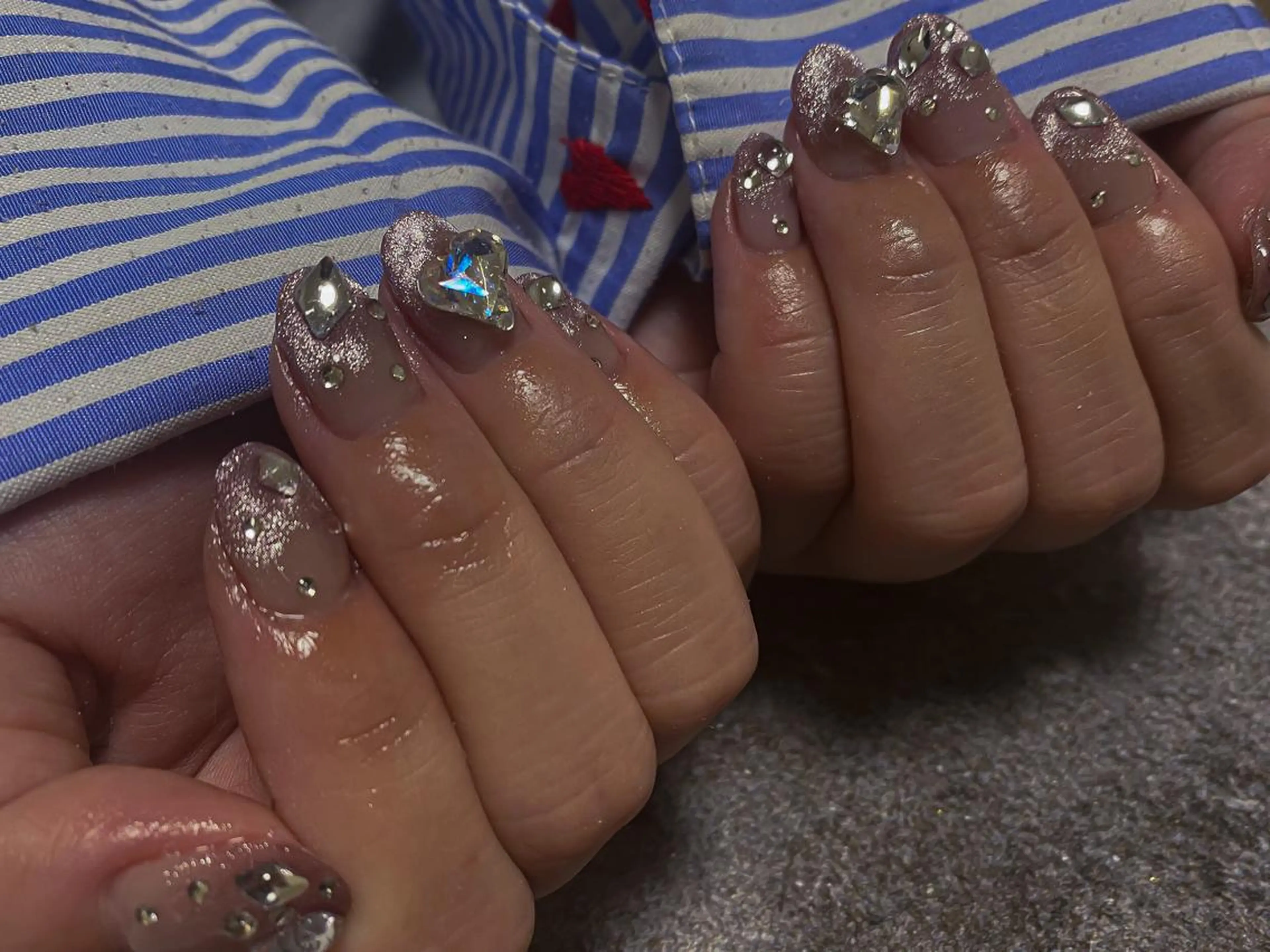 セミロング カラー ヘアアレンジ キッズ ネイル マツエク・マツパ アイブロウ 付け放題 ハート ストーンネイル BNT nailsのネイルデザイン