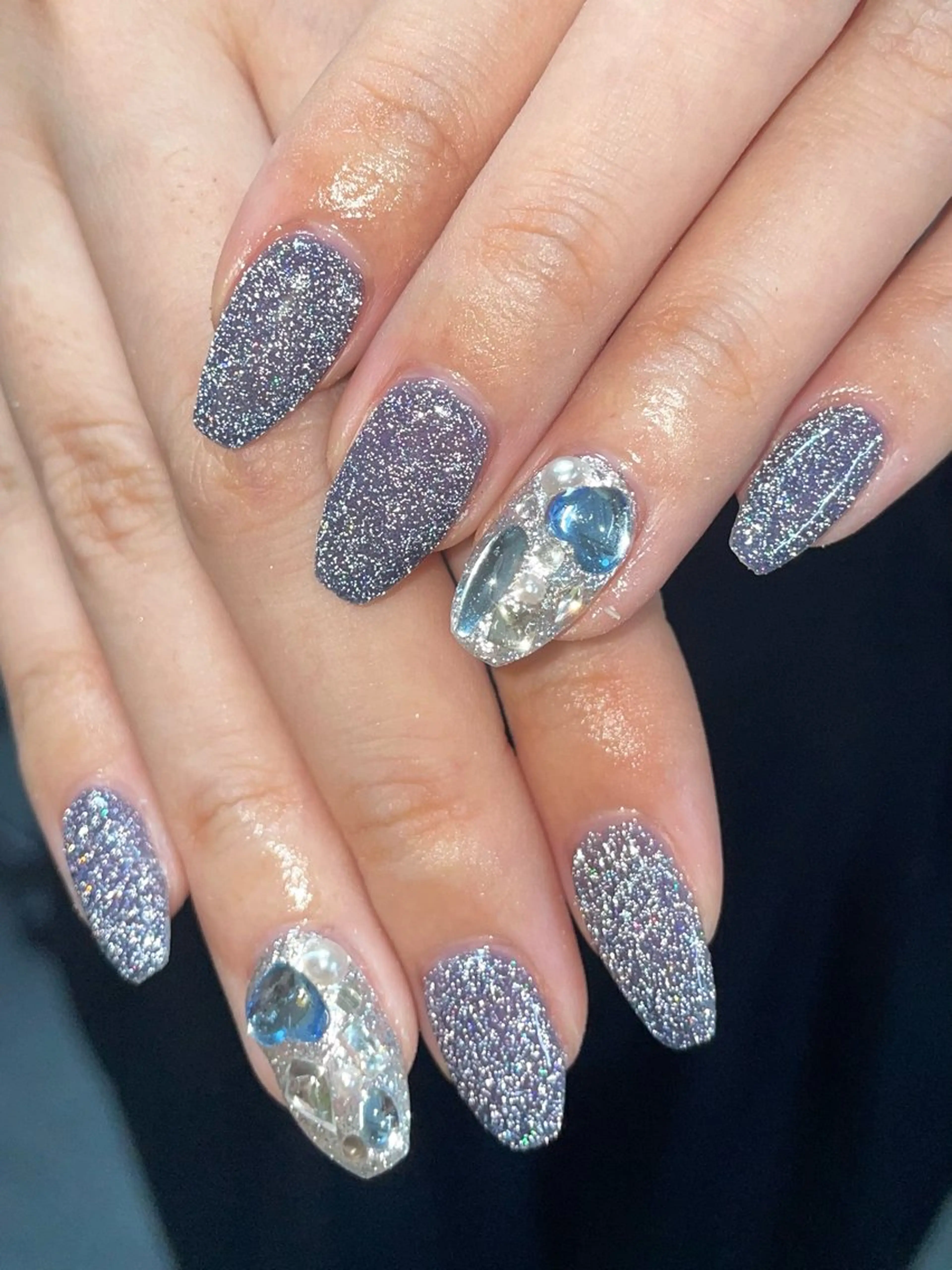 ネイル フラッシュネイル キラキラネイル ネイビー シルバー ハンドネイル ハンドケア 🎀NAIL🎀 AI🪄︎︎◝✩のネイルデザイン