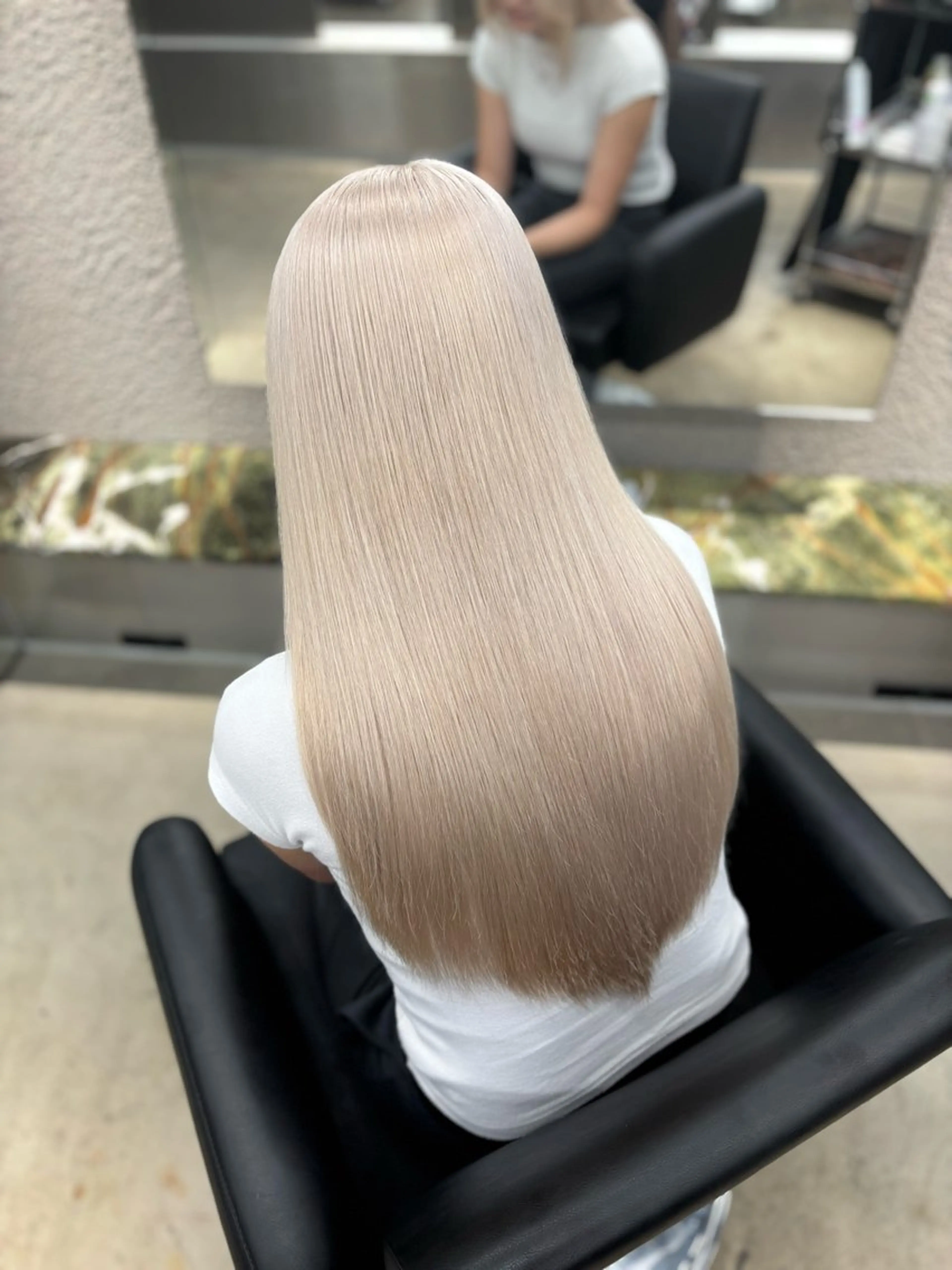 ロング カラー ブリーチ ブロンド ホワイトブロンド ヘアカラー トリートメント PELE SAKAE airiのヘアスタイル